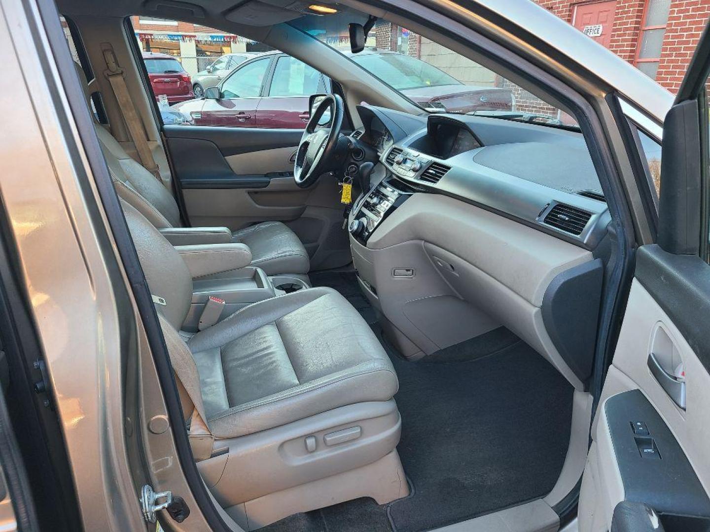 2011 GOLD HONDA ODYSSEY EXL (5FNRL5H65BB) with an 3.5L engine, Automatic transmission, located at 117 North Cameron Street, Harrisburg, PA, 17101, (717) 963-8962, 40.267021, -76.875351 - Photo#8