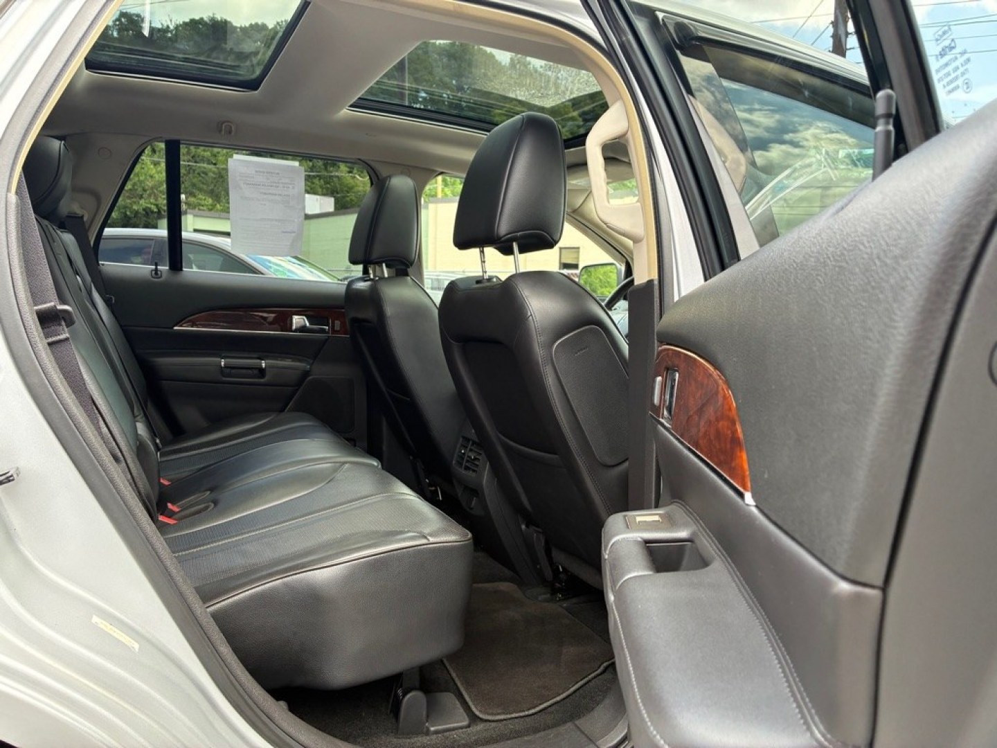 2011 SILVER LINCOLN MKX (2LMDJ8JK4BB) with an 3.7L engine, Automatic transmission, located at 117 North Cameron Street, Harrisburg, PA, 17101, (717) 963-8962, 40.267021, -76.875351 - WE FINANCE!!! MOST vehicles are available for financing. Good Credit/ Challenged Credit/ No Credit - ALL Trade-Ins Welcomed!!! APPLY ONLINE or CALL us TODAY Please call us to discuss your cash and/or financing options. Thanks for checking our inventory! We're here to help.- Photo#9