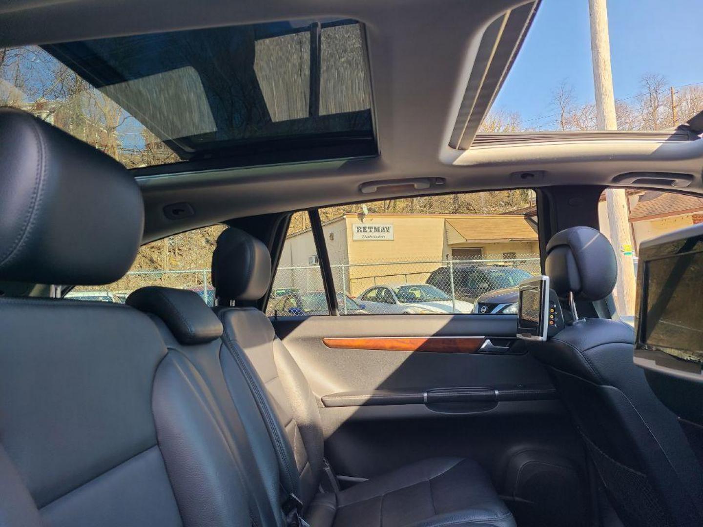 2011 SILVER MERCEDES-BENZ R-CLASS R350 4MATIC (4JGCB6FEXBA) with an 3.5L engine, Automatic transmission, located at 117 North Cameron Street, Harrisburg, PA, 17101, (717) 963-8962, 40.267021, -76.875351 - Photo#18