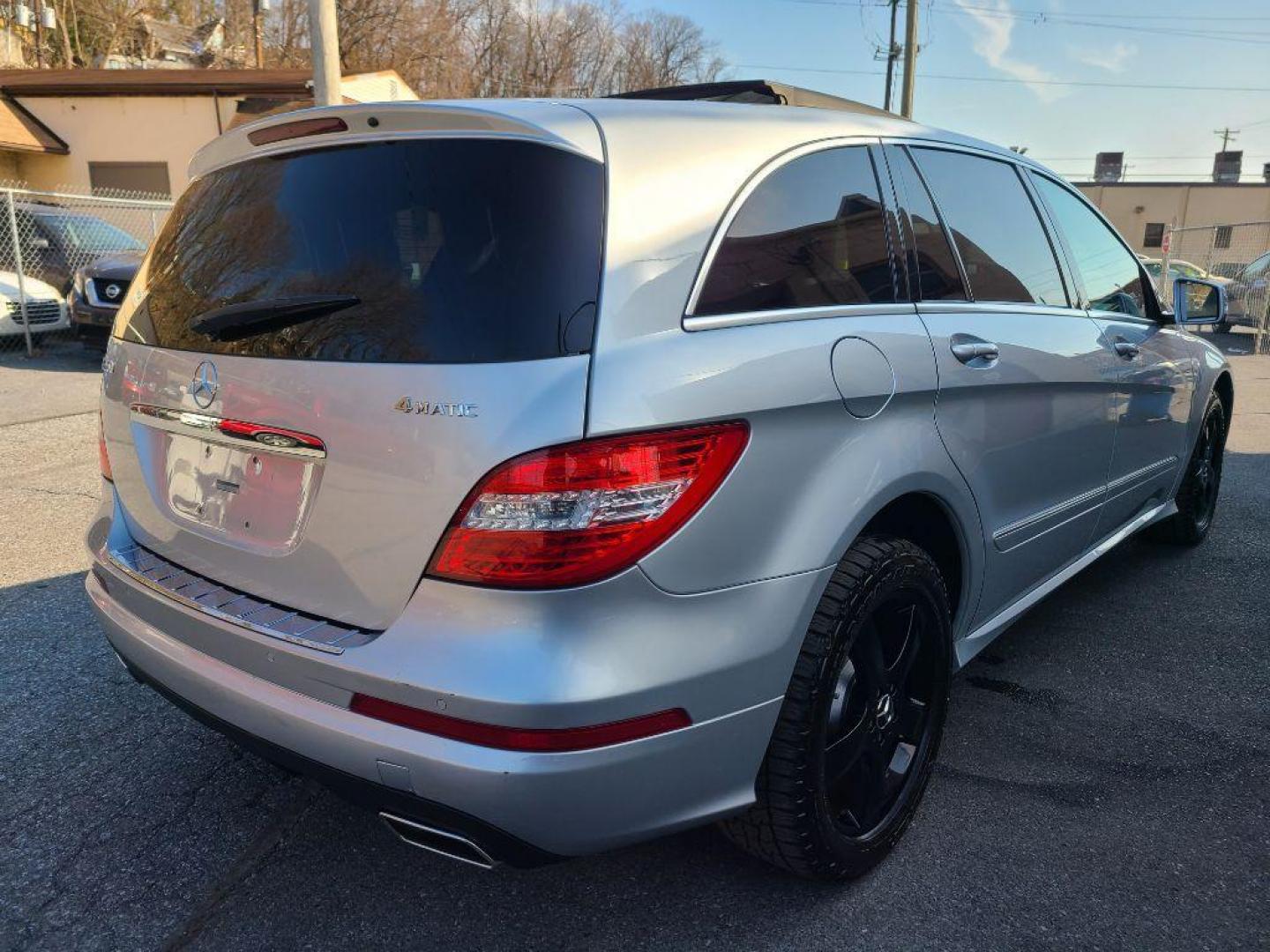 2011 SILVER MERCEDES-BENZ R-CLASS R350 4MATIC (4JGCB6FEXBA) with an 3.5L engine, Automatic transmission, located at 117 North Cameron Street, Harrisburg, PA, 17101, (717) 963-8962, 40.267021, -76.875351 - Photo#2