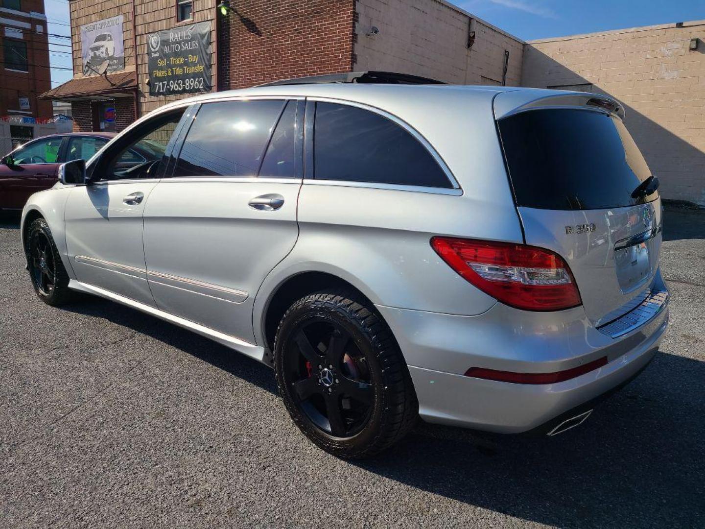 2011 SILVER MERCEDES-BENZ R-CLASS R350 4MATIC (4JGCB6FEXBA) with an 3.5L engine, Automatic transmission, located at 117 North Cameron Street, Harrisburg, PA, 17101, (717) 963-8962, 40.267021, -76.875351 - Photo#3