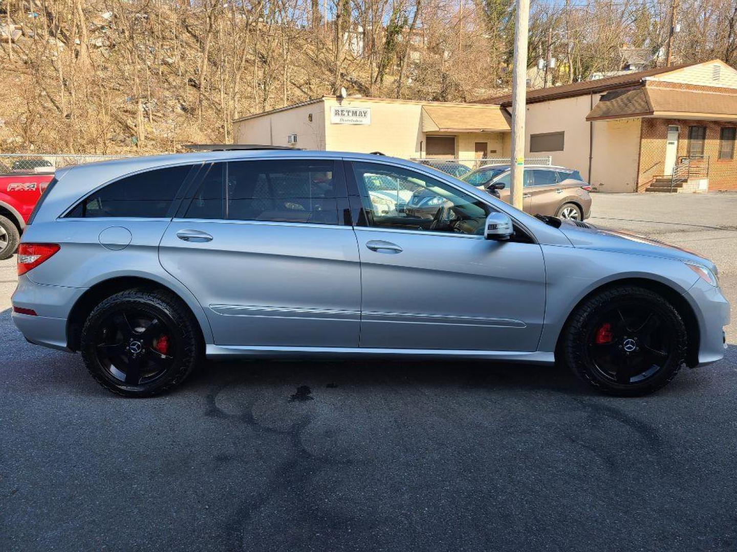 2011 SILVER MERCEDES-BENZ R-CLASS R350 4MATIC (4JGCB6FEXBA) with an 3.5L engine, Automatic transmission, located at 117 North Cameron Street, Harrisburg, PA, 17101, (717) 963-8962, 40.267021, -76.875351 - Photo#4