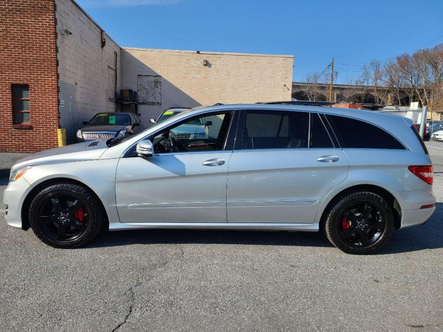 2011 SILVER MERCEDES-BENZ R-CLASS R350 4MATIC (4JGCB6FEXBA) with an 3.5L engine, Automatic transmission, located at 117 North Cameron Street, Harrisburg, PA, 17101, (717) 963-8962, 40.267021, -76.875351 - Photo#5