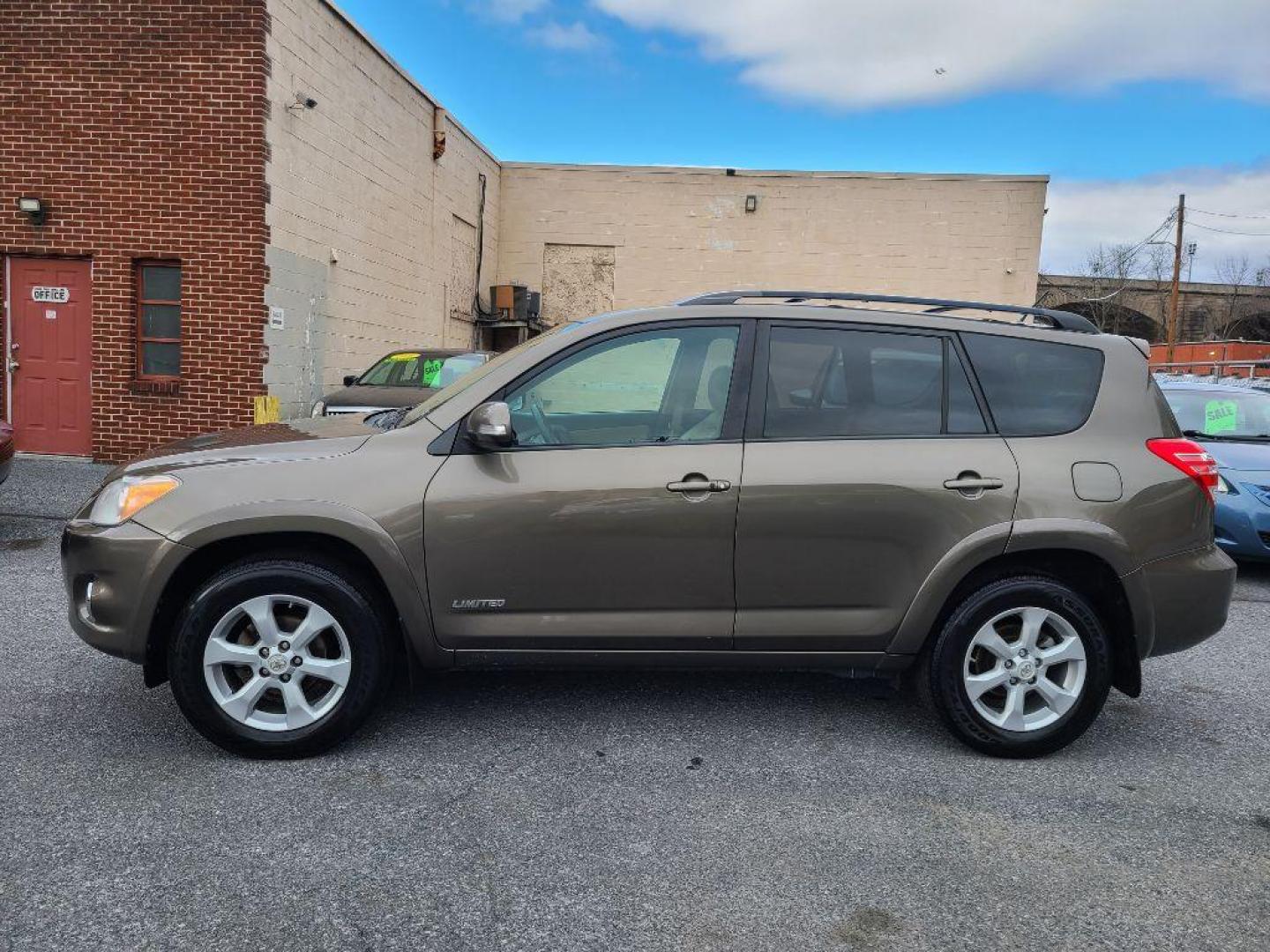 2011 SILVER TOYOTA RAV4 LIMITED (2T3DF4DV1BW) with an 2.5L engine, Automatic transmission, located at 7981 Paxton Street, Harrisburg, PA, 17111, (717) 561-2926, 40.261490, -76.749229 - Photo#1