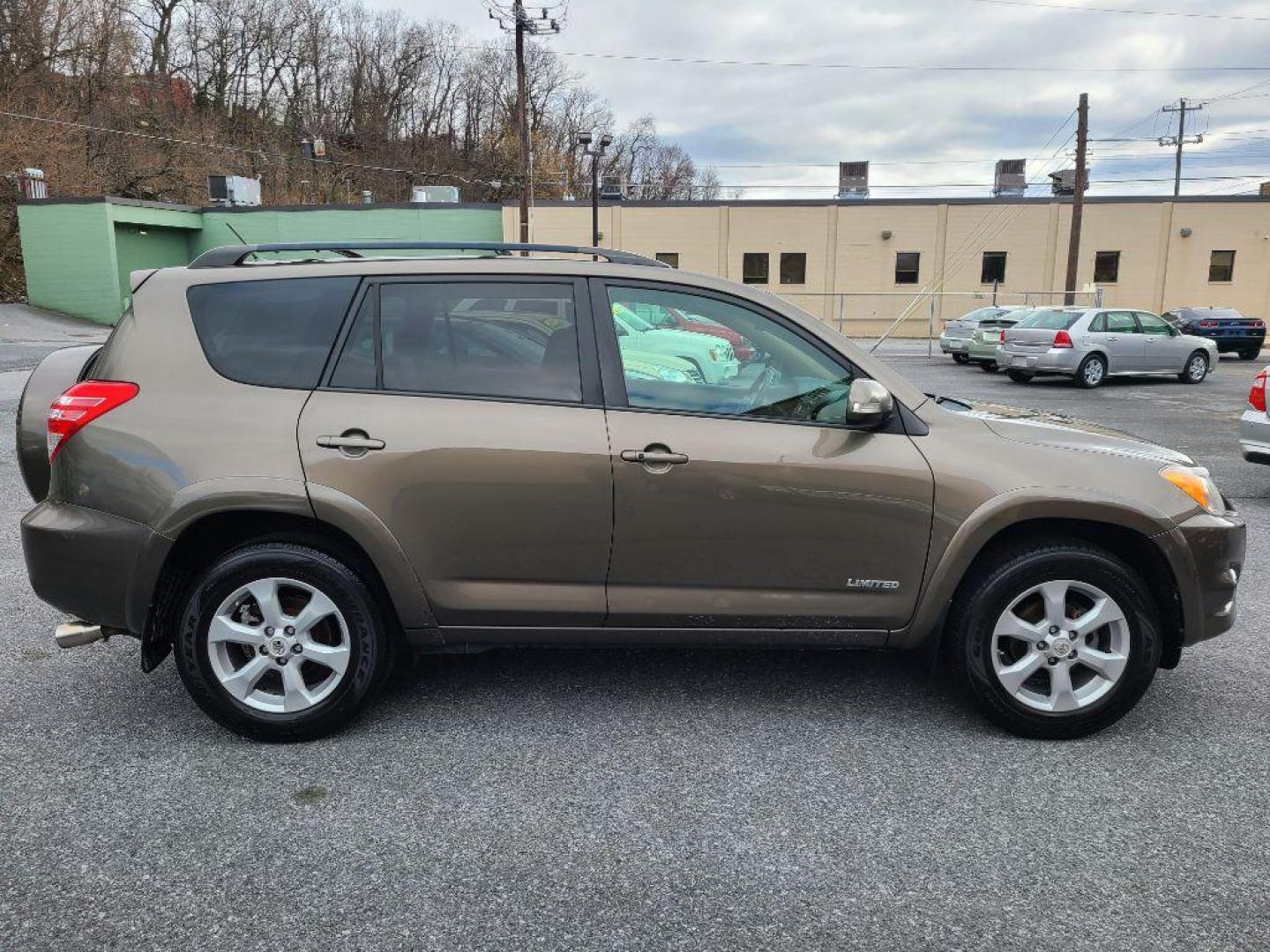 2011 SILVER TOYOTA RAV4 LIMITED (2T3DF4DV1BW) with an 2.5L engine, Automatic transmission, located at 7981 Paxton Street, Harrisburg, PA, 17111, (717) 561-2926, 40.261490, -76.749229 - Photo#4