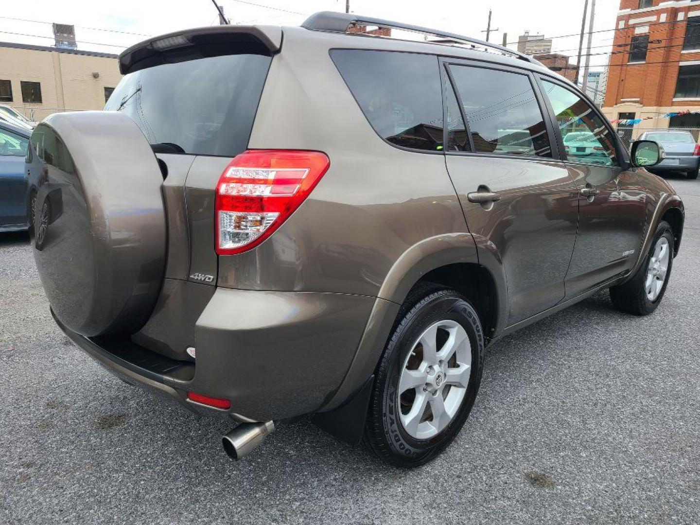 2011 SILVER TOYOTA RAV4 LIMITED (2T3DF4DV1BW) with an 2.5L engine, Automatic transmission, located at 7981 Paxton Street, Harrisburg, PA, 17111, (717) 561-2926, 40.261490, -76.749229 - Photo#7