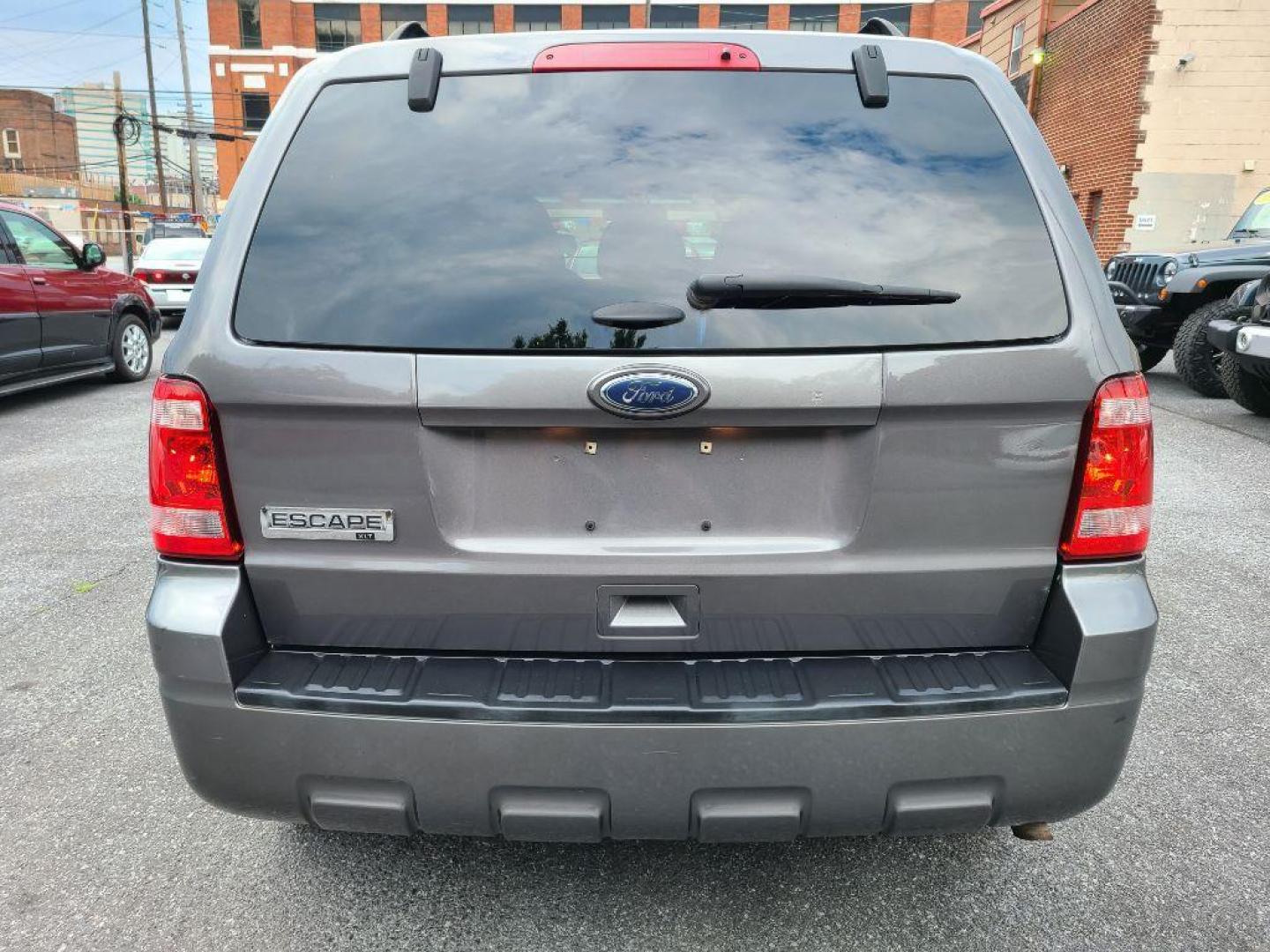 2012 GRAY FORD ESCAPE XLT (1FMCU0D78CK) with an 2.5L engine, Automatic transmission, located at 117 North Cameron Street, Harrisburg, PA, 17101, (717) 963-8962, 40.267021, -76.875351 - Photo#3