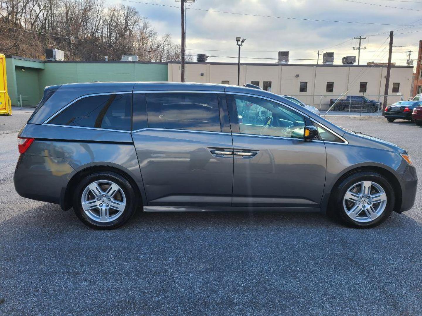2012 GRAY HONDA ODYSSEY TOURING (5FNRL5H93CB) with an 3.5L engine, Automatic transmission, located at 117 North Cameron Street, Harrisburg, PA, 17101, (717) 963-8962, 40.267021, -76.875351 - WE FINANCE!!! Good Credit/ Bad Credit/ No Credit - ALL Trade-Ins Welcomed!!! ***Guaranteed Credit Approval*** APPLY ONLINE or CALL us TODAY ;) Internet Prices and Marketplace Prices are SPECIAL discounted ***CASH DEALS*** Retail Prices are higher. Please call us to discuss your cash and finan - Photo#5