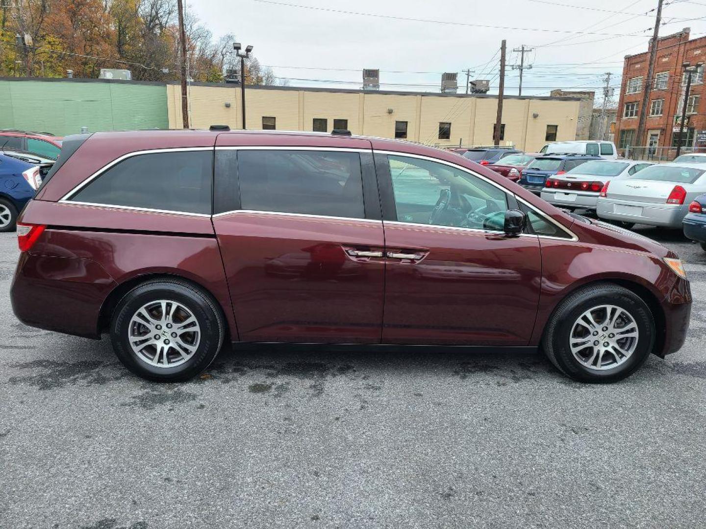 2012 BURG HONDA ODYSSEY EXL (5FNRL5H61CB) with an 3.5L engine, Automatic transmission, located at 117 North Cameron Street, Harrisburg, PA, 17101, (717) 963-8962, 40.267021, -76.875351 - Photo#5