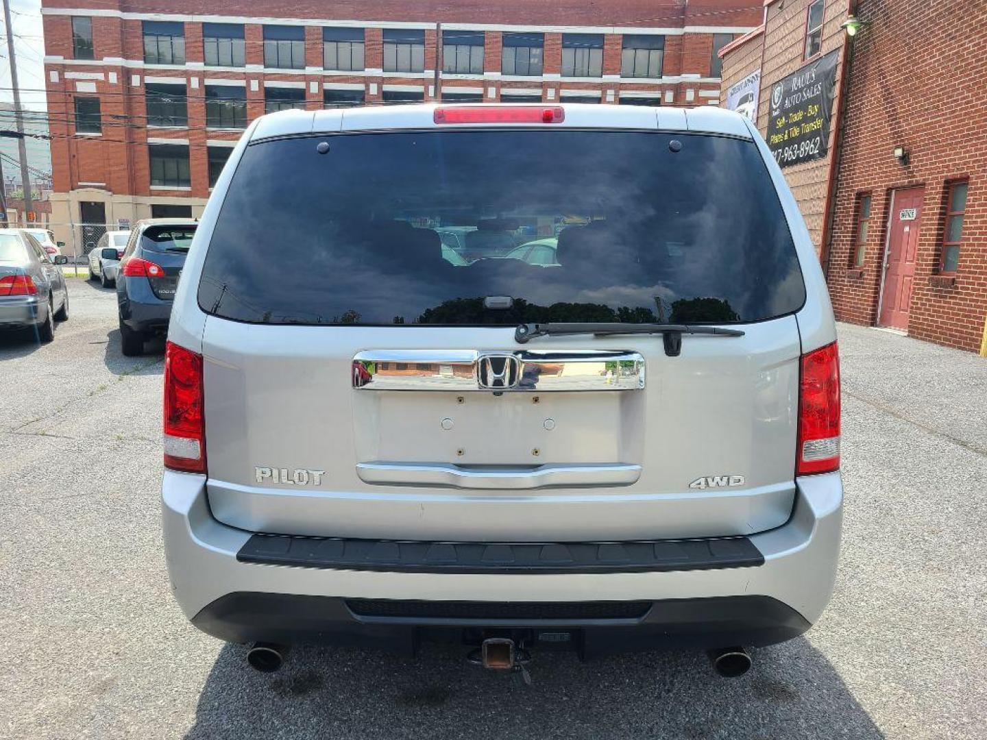 2012 SILVER HONDA PILOT EXL (5FNYF4H52CB) with an 3.5L engine, Automatic transmission, located at 117 North Cameron Street, Harrisburg, PA, 17101, (717) 963-8962, 40.267021, -76.875351 - WE FINANCE!!! Good Credit/ Bad Credit/ No Credit - ALL Trade-Ins Welcomed!!! ***Guaranteed Credit Approval*** APPLY ONLINE or CALL us TODAY ;) Internet Prices and Marketplace Prices are SPECIAL discounted ***CASH DEALS*** Retail Prices are higher. Please call us to discuss your cash and finan - Photo#3