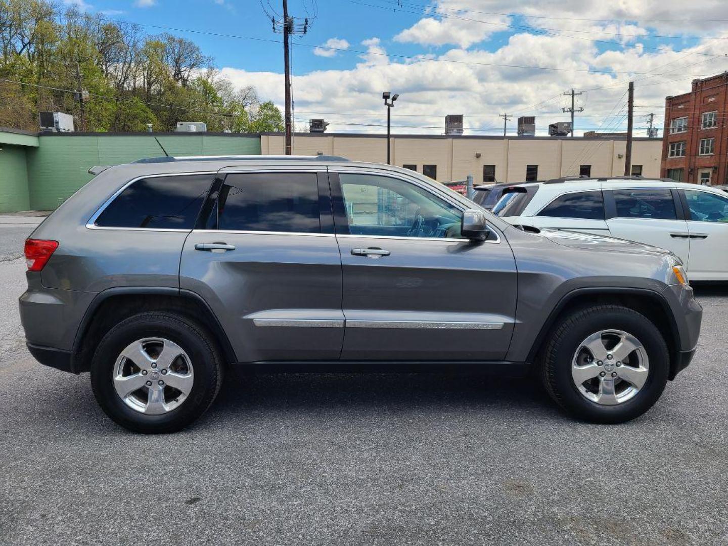 2012 GRAY JEEP GRAND CHEROKEE LAREDO (1C4RJFAG9CC) with an 3.6L engine, Automatic transmission, located at 117 North Cameron Street, Harrisburg, PA, 17101, (717) 963-8962, 40.267021, -76.875351 - Photo#4