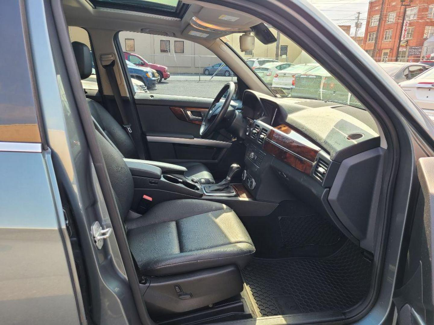 2012 GRAY MERCEDES-BENZ GLK 350 4MATIC (WDCGG8HB1CF) with an 3.5L engine, Automatic transmission, located at 7981 Paxton Street, Harrisburg, PA, 17111, (717) 561-2926, 40.261490, -76.749229 - WE FINANCE!!! Good Credit/ Bad Credit/ No Credit - ALL Trade-Ins Welcomed!!! ***Guaranteed Credit Approval*** APPLY ONLINE or CALL us TODAY ;) Internet Prices and Marketplace Prices are SPECIAL discounted ***CASH DEALS*** Retail Prices are higher. Please call us to discuss your cash and finan - Photo#9