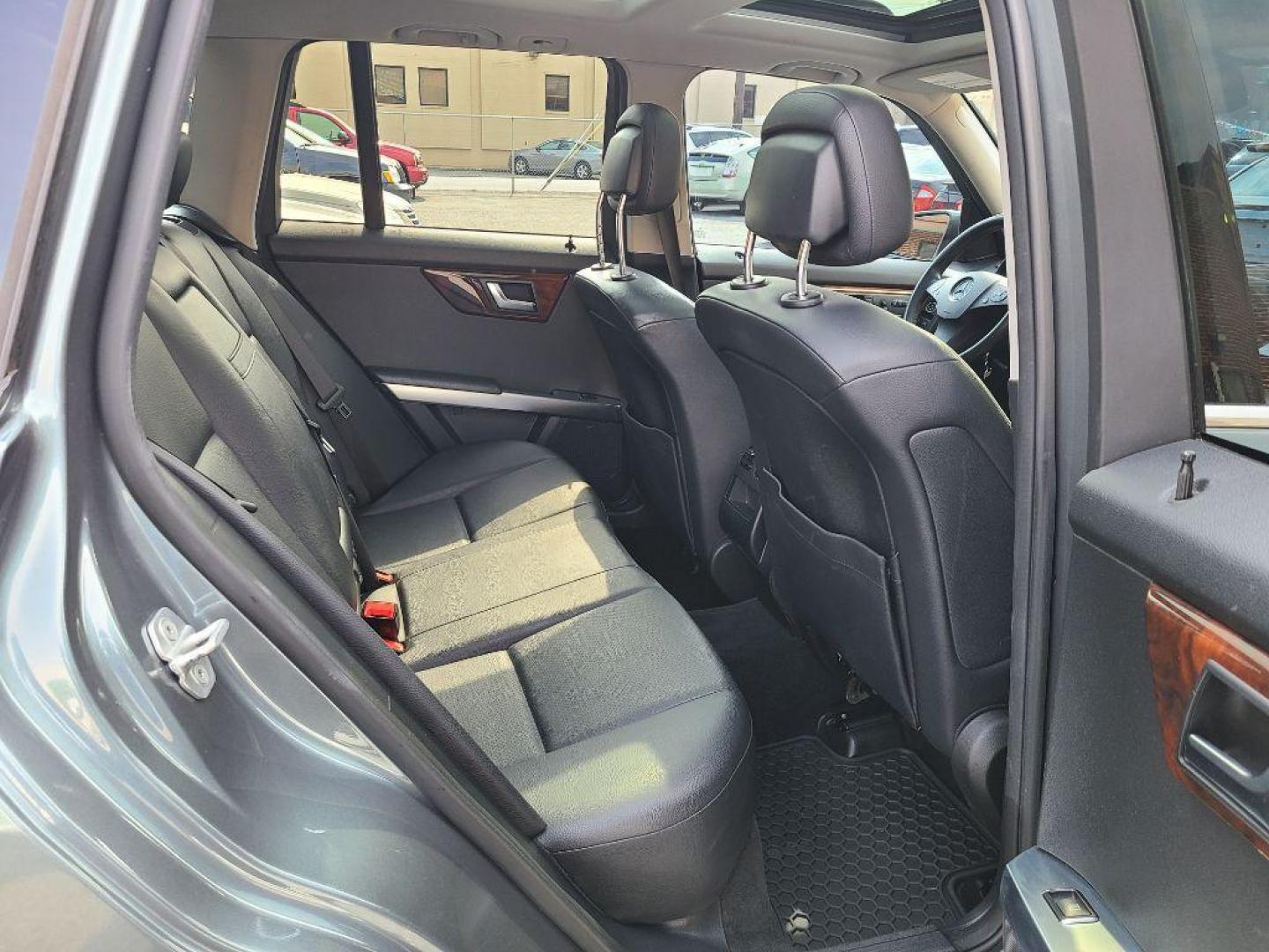2012 GRAY MERCEDES-BENZ GLK 350 4MATIC (WDCGG8HB1CF) with an 3.5L engine, Automatic transmission, located at 7981 Paxton Street, Harrisburg, PA, 17111, (717) 561-2926, 40.261490, -76.749229 - WE FINANCE!!! Good Credit/ Bad Credit/ No Credit - ALL Trade-Ins Welcomed!!! ***Guaranteed Credit Approval*** APPLY ONLINE or CALL us TODAY ;) Internet Prices and Marketplace Prices are SPECIAL discounted ***CASH DEALS*** Retail Prices are higher. Please call us to discuss your cash and finan - Photo#13
