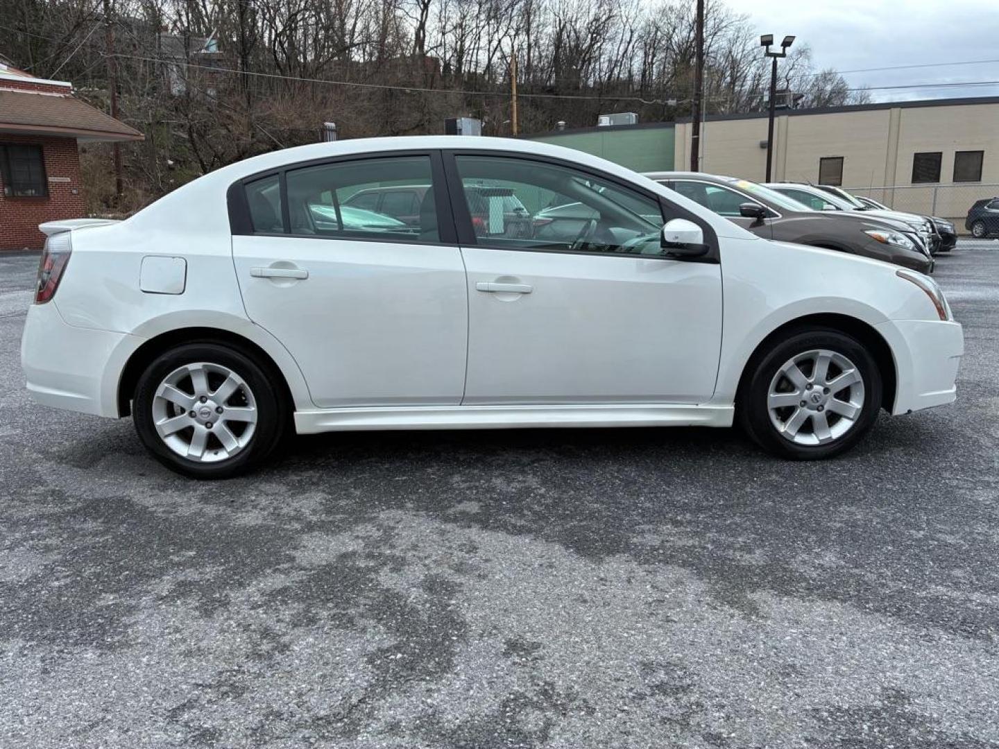 2012 WHITE NISSAN SENTRA SR 2.0 (3N1AB6AP1CL) with an 2.0L engine, Continuously Variable transmission, located at 117 North Cameron Street, Harrisburg, PA, 17101, (717) 963-8962, 40.267021, -76.875351 - Photo#5