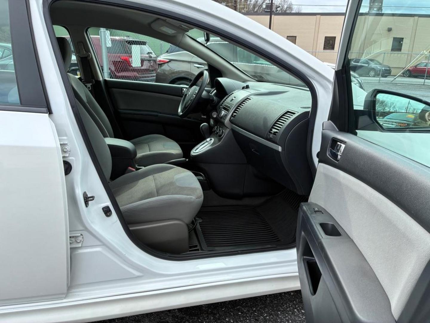 2012 WHITE NISSAN SENTRA SR 2.0 (3N1AB6AP1CL) with an 2.0L engine, Continuously Variable transmission, located at 117 North Cameron Street, Harrisburg, PA, 17101, (717) 963-8962, 40.267021, -76.875351 - Photo#8