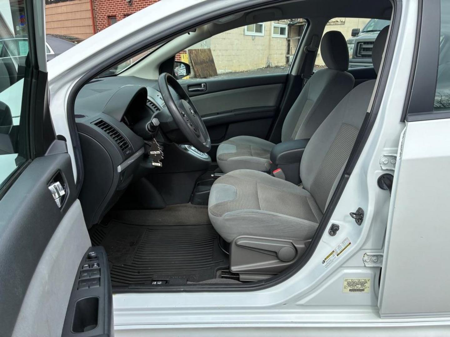 2012 WHITE NISSAN SENTRA SR 2.0 (3N1AB6AP1CL) with an 2.0L engine, Continuously Variable transmission, located at 117 North Cameron Street, Harrisburg, PA, 17101, (717) 963-8962, 40.267021, -76.875351 - Photo#13