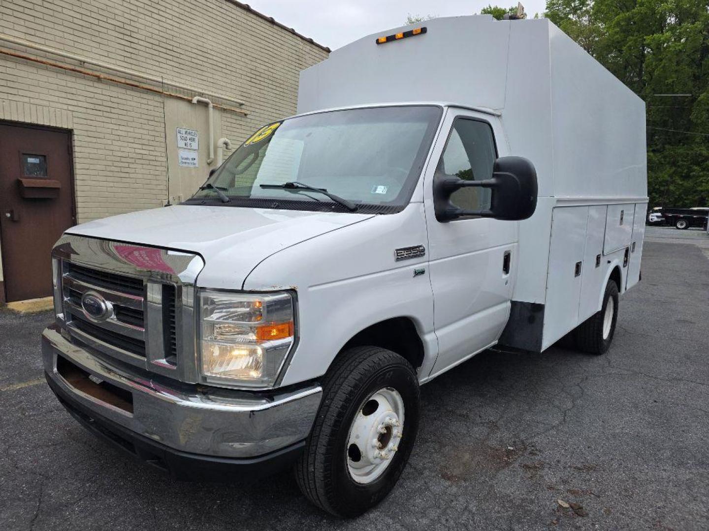 2013 WHITE FORD ECONOLINE E350 SUPER DUTY CUTAWAY VAN (1FDWE3FL6DD) with an 5.4L engine, Automatic transmission, located at 117 North Cameron Street, Harrisburg, PA, 17101, (717) 963-8962, 40.267021, -76.875351 - WE FINANCE!!! Good Credit/ Challenged Credit/ No Credit - ALL Trade-Ins Welcomed!!! APPLY ONLINE or CALL us TODAY ;) Please call us to discuss your cash and/or financing options. - Photo#0
