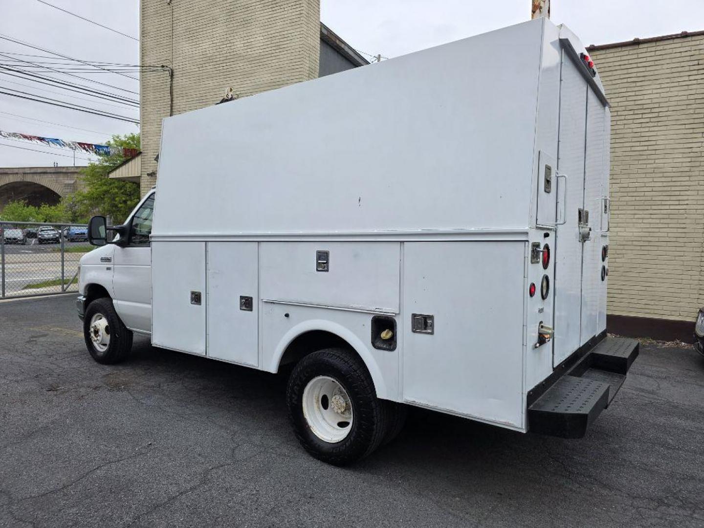 2013 WHITE FORD ECONOLINE E350 SUPER DUTY CUTAWAY VAN (1FDWE3FL6DD) with an 5.4L engine, Automatic transmission, located at 117 North Cameron Street, Harrisburg, PA, 17101, (717) 963-8962, 40.267021, -76.875351 - WE FINANCE!!! Good Credit/ Challenged Credit/ No Credit - ALL Trade-Ins Welcomed!!! APPLY ONLINE or CALL us TODAY ;) Please call us to discuss your cash and/or financing options. - Photo#2