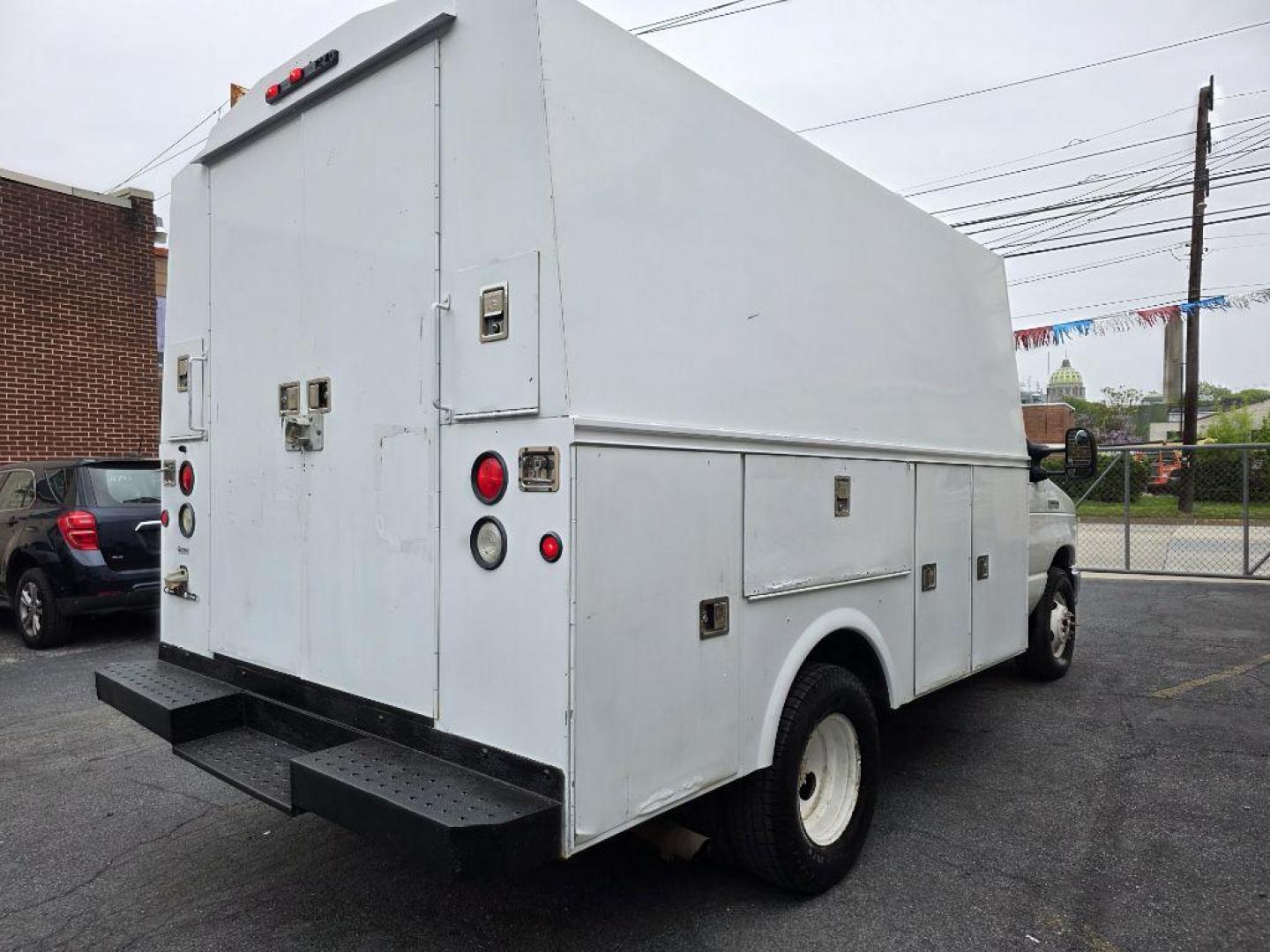 2013 WHITE FORD ECONOLINE E350 SUPER DUTY CUTAWAY VAN (1FDWE3FL6DD) with an 5.4L engine, Automatic transmission, located at 117 North Cameron Street, Harrisburg, PA, 17101, (717) 963-8962, 40.267021, -76.875351 - WE FINANCE!!! Good Credit/ Challenged Credit/ No Credit - ALL Trade-Ins Welcomed!!! APPLY ONLINE or CALL us TODAY ;) Please call us to discuss your cash and/or financing options. - Photo#4