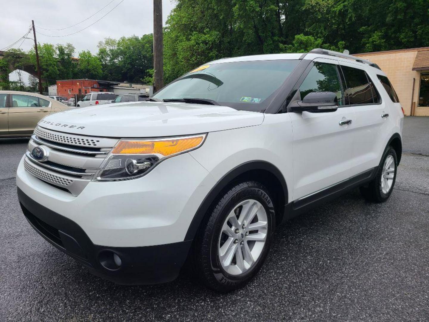 2013 WHITE FORD EXPLORER XLT (1FM5K7D85DG) with an 3.5L engine, Automatic transmission, located at 117 North Cameron Street, Harrisburg, PA, 17101, (717) 963-8962, 40.267021, -76.875351 - Photo#0