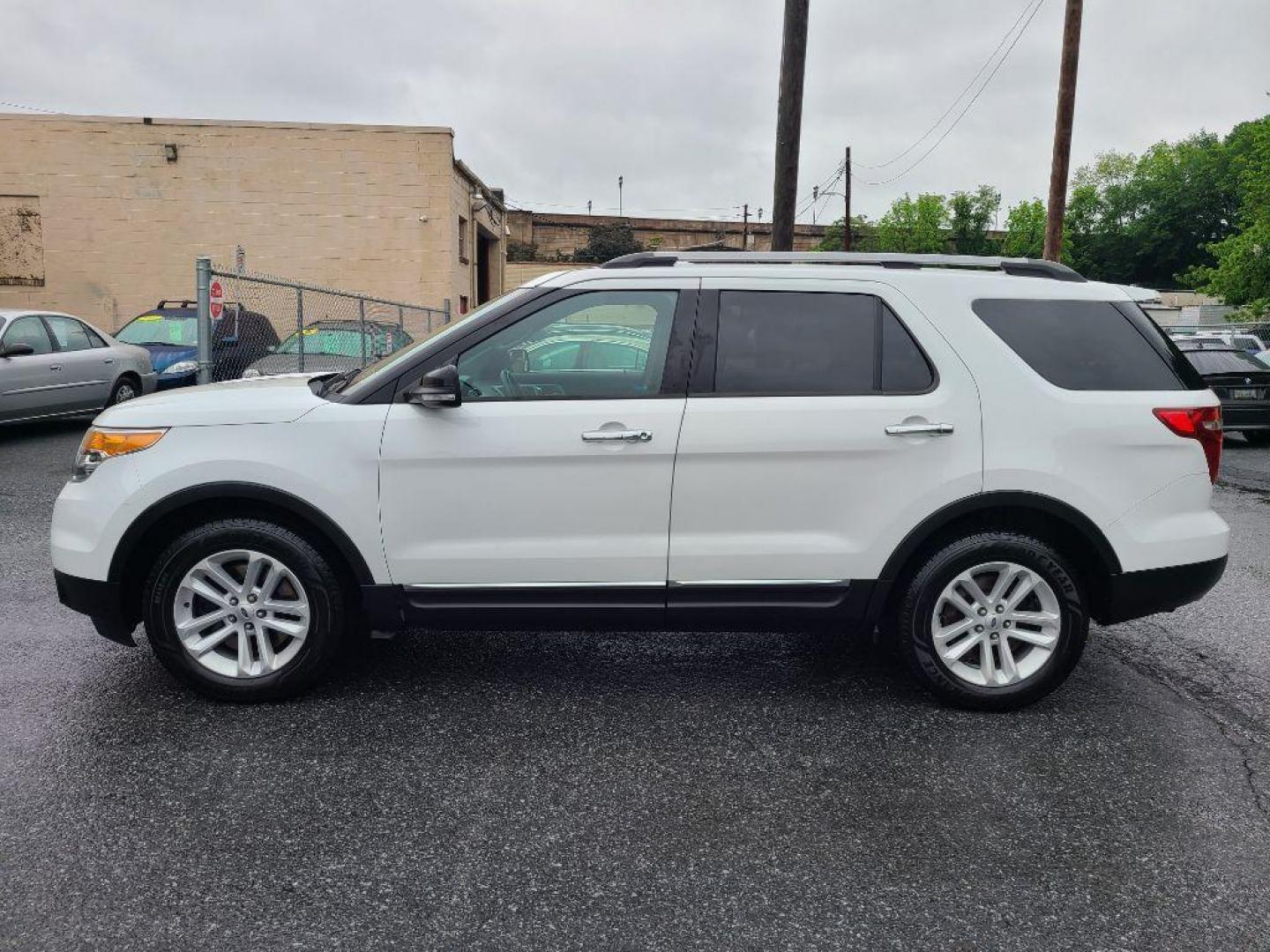 2013 WHITE FORD EXPLORER XLT (1FM5K7D85DG) with an 3.5L engine, Automatic transmission, located at 117 North Cameron Street, Harrisburg, PA, 17101, (717) 963-8962, 40.267021, -76.875351 - Photo#1