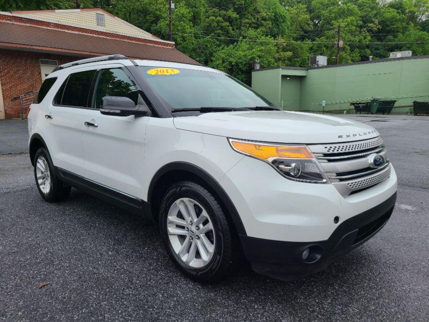 2013 WHITE FORD EXPLORER XLT (1FM5K7D85DG) with an 3.5L engine, Automatic transmission, located at 117 North Cameron Street, Harrisburg, PA, 17101, (717) 963-8962, 40.267021, -76.875351 - Photo#3