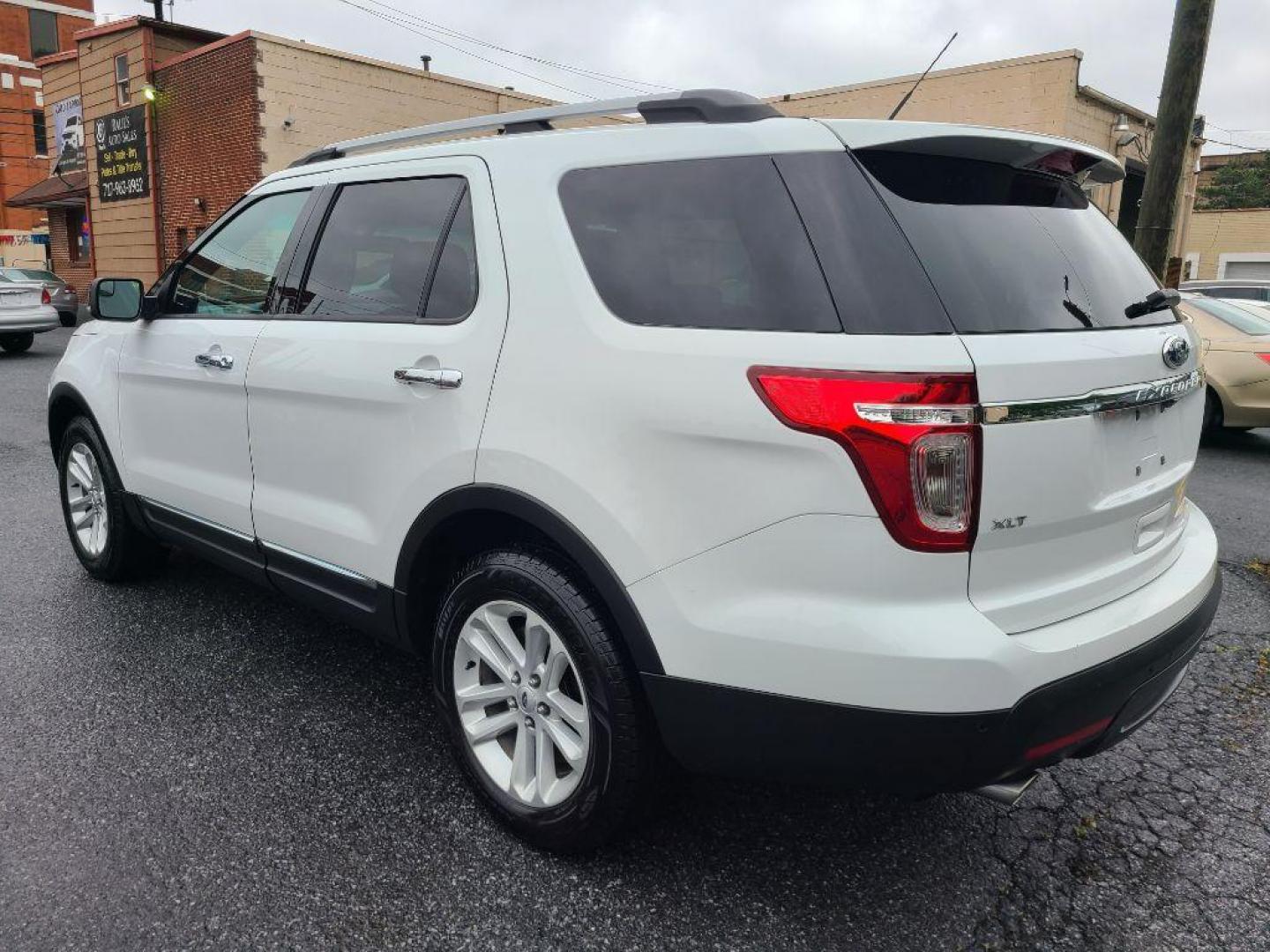 2013 WHITE FORD EXPLORER XLT (1FM5K7D85DG) with an 3.5L engine, Automatic transmission, located at 117 North Cameron Street, Harrisburg, PA, 17101, (717) 963-8962, 40.267021, -76.875351 - Photo#5