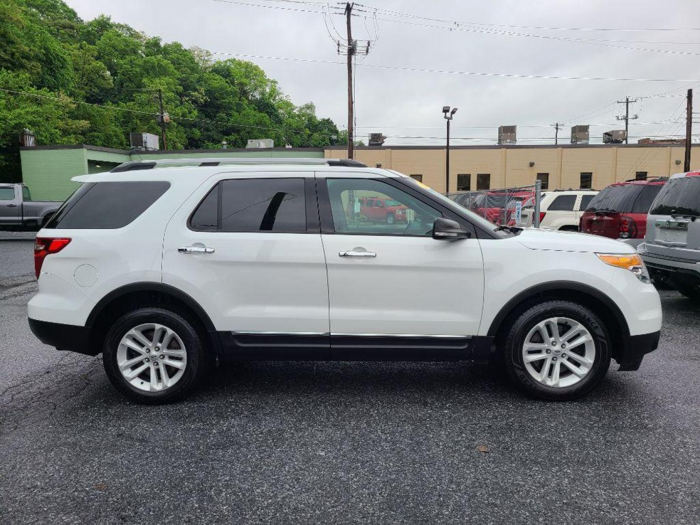 2013 WHITE FORD EXPLORER XLT (1FM5K7D85DG) with an 3.5L engine, Automatic transmission, located at 117 North Cameron Street, Harrisburg, PA, 17101, (717) 963-8962, 40.267021, -76.875351 - Photo#7