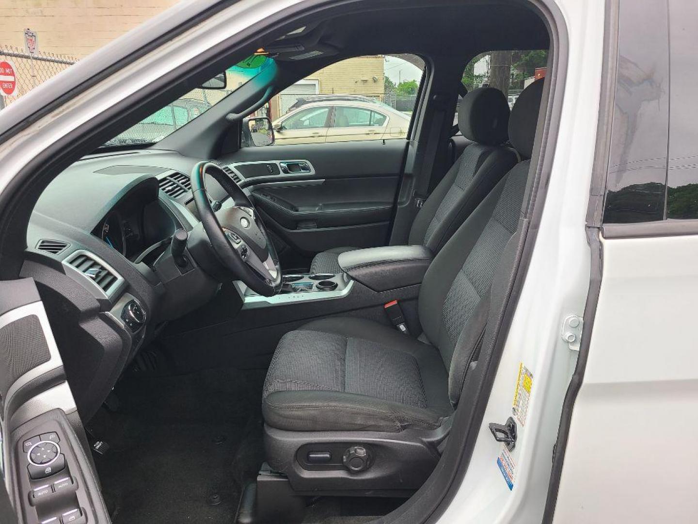 2013 WHITE FORD EXPLORER XLT (1FM5K7D85DG) with an 3.5L engine, Automatic transmission, located at 117 North Cameron Street, Harrisburg, PA, 17101, (717) 963-8962, 40.267021, -76.875351 - Photo#13
