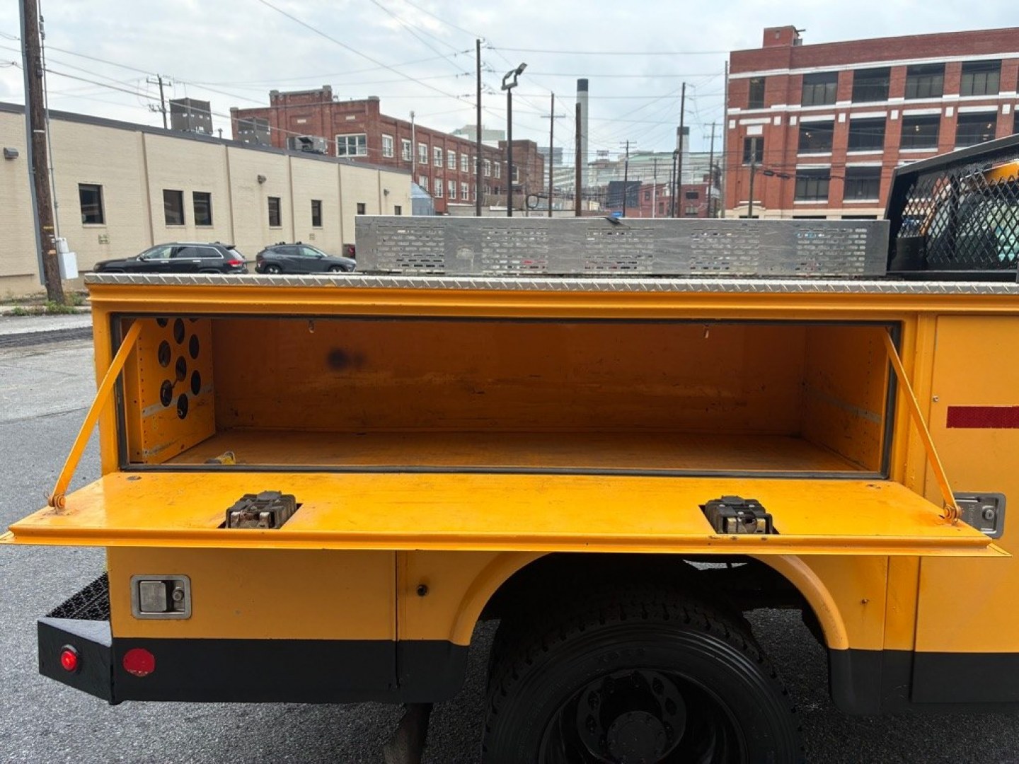 2013 YELLOW FORD F550 SUPER DUTY (1FD0W5GY1DE) with an 6.8L engine, Automatic transmission, located at 117 North Cameron Street, Harrisburg, PA, 17101, (717) 963-8962, 40.267021, -76.875351 - Hard Top 10-Cylinder Gasoline Natural A/T Power Steering Gray Vinyl Seats A/C Power Windows Power Door Locks Driver Air Bag WE FINANCE!!! MOST vehicles are available for financing. Good Credit/ Challenged Credit/ No Credit - ALL Trade-Ins Welcomed!!! APPLY ONLINE or CALL us TODAY- Photo#10