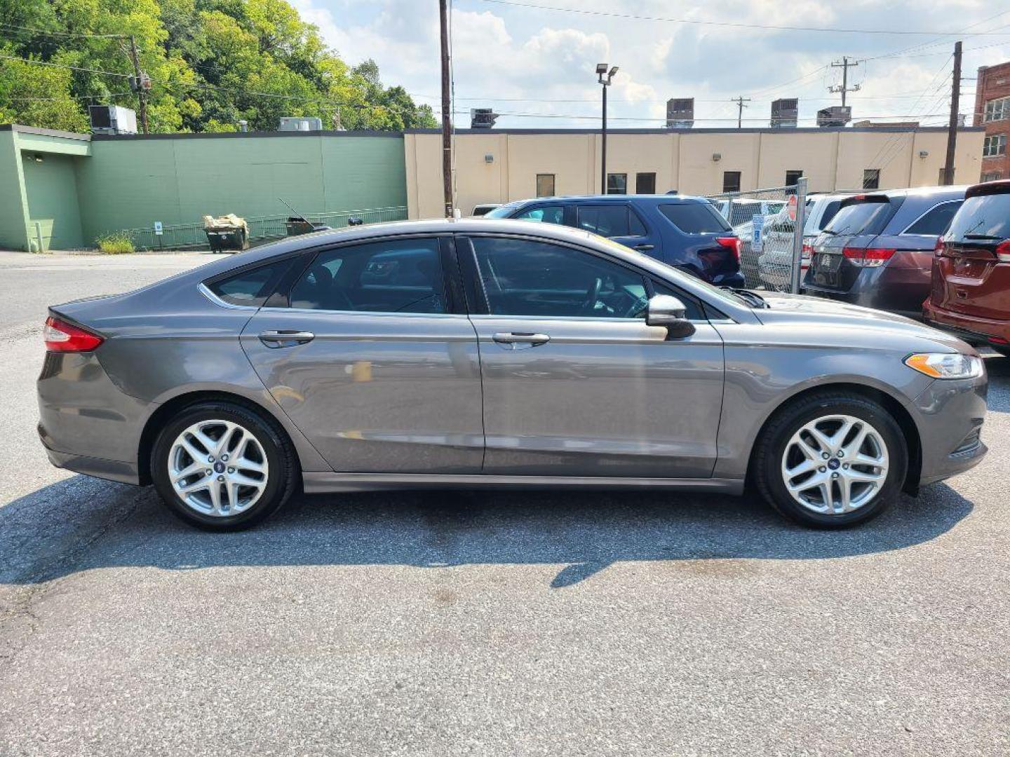 2013 GRAY FORD FUSION SE (3FA6P0H70DR) with an 2.5L engine, Automatic transmission, located at 117 North Cameron Street, Harrisburg, PA, 17101, (717) 963-8962, 40.267021, -76.875351 - Photo#5