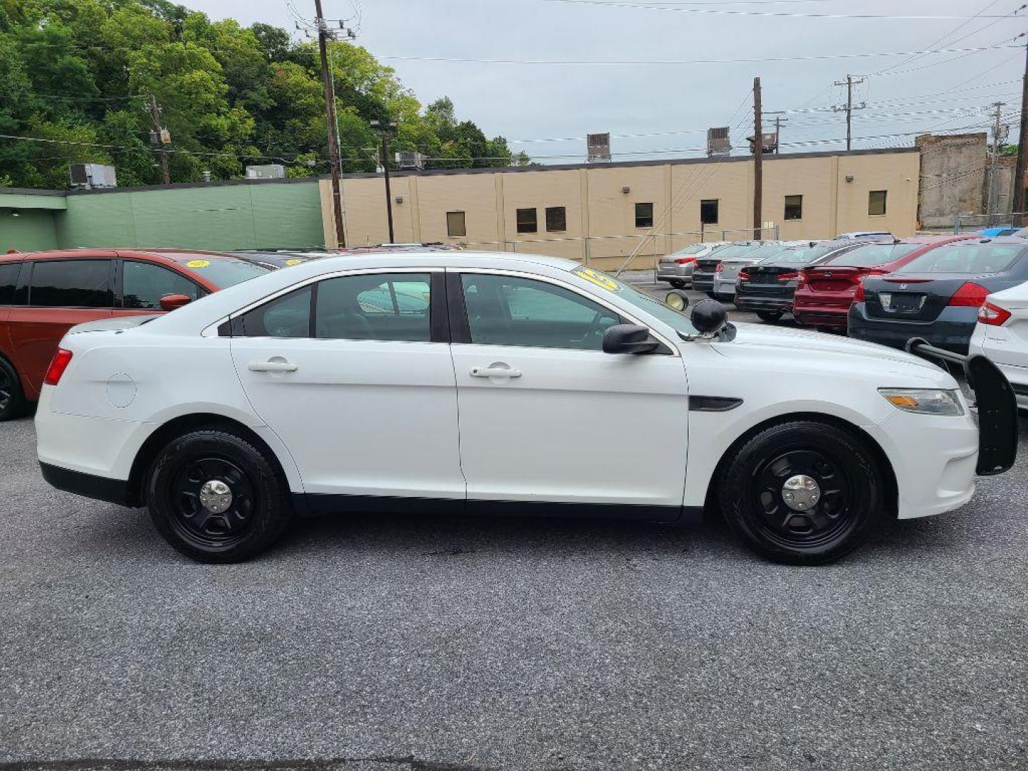 2013 WHITE FORD TAURUS POLICE INTERCEPTOR (1FAHP2MK8DG) with an 3.7L engine, Automatic transmission, located at 117 North Cameron Street, Harrisburg, PA, 17101, (717) 963-8962, 40.267021, -76.875351 - WE FINANCE!!! Good Credit/ Bad Credit/ No Credit - ALL Trade-Ins Welcomed!!! ***Guaranteed Credit Approval*** APPLY ONLINE or CALL us TODAY ;) Internet Prices and Marketplace Prices are SPECIAL discounted ***CASH DEALS*** Retail Prices are higher. Please call us to discuss your cash and finan - Photo#5