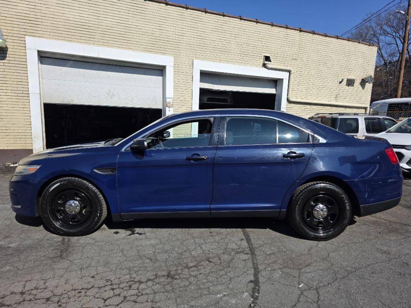 2013 BLUE FORD TAURUS POLICE INTERCEPTOR (1FAHP2M83DG) with an 3.5L engine, Automatic transmission, located at 117 North Cameron Street, Harrisburg, PA, 17101, (717) 963-8962, 40.267021, -76.875351 - WE FINANCE!!! Good Credit/ Challenged Credit/ No Credit - ALL Trade-Ins Welcomed!!! APPLY ONLINE or CALL us TODAY ;) Please call us to discuss your cash and/or financing options. - Photo#3
