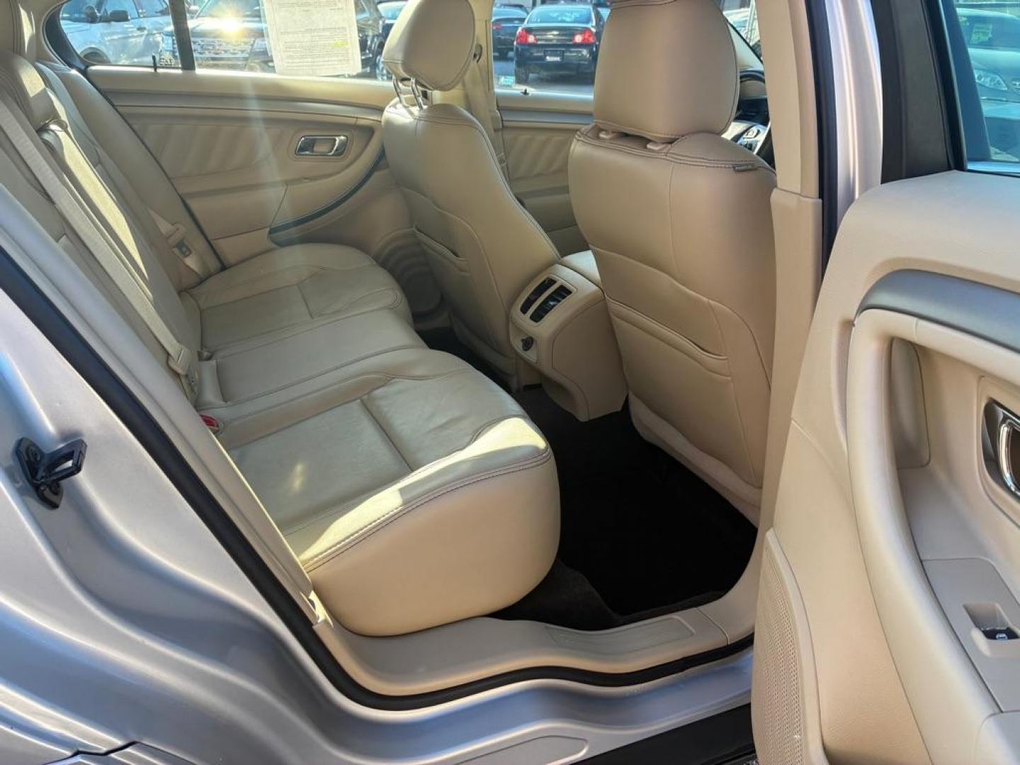 2013 SILVER FORD TAURUS SEL (1FAHP2E85DG) with an 3.5L engine, Automatic transmission, located at 117 North Cameron Street, Harrisburg, PA, 17101, (717) 963-8962, 40.267021, -76.875351 - WE FINANCE!!! Good Credit/ Challenged Credit/ No Credit - ALL Trade-Ins Welcomed!!! APPLY ONLINE or CALL us TODAY ;) Please call us to discuss your cash and/or financing options. - Photo#8