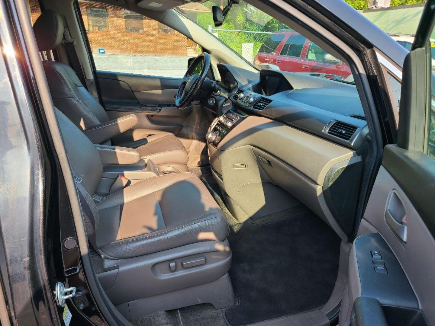 2013 BLACK HONDA ODYSSEY TOURING (5FNRL5H93DB) with an 3.5L engine, Automatic transmission, located at 117 North Cameron Street, Harrisburg, PA, 17101, (717) 963-8962, 40.267021, -76.875351 - Photo#10