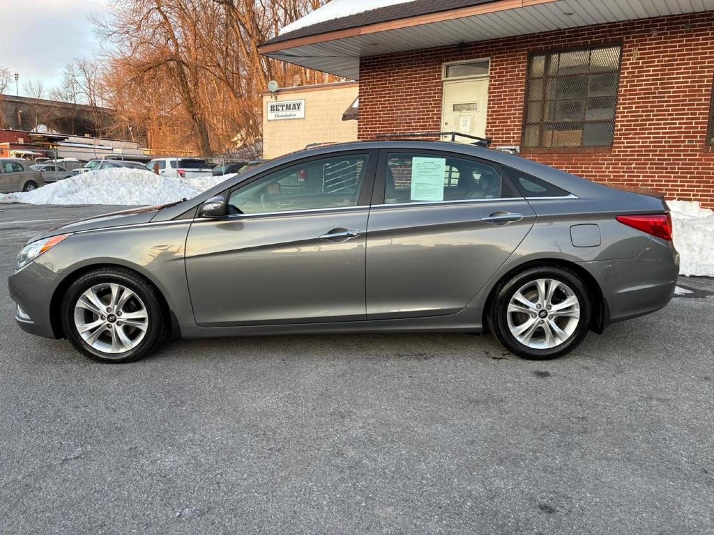 2013 GRAY HYUNDAI SONATA LIMITED (5NPEC4AC8DH) with an 2.4L engine, Automatic transmission, located at 117 North Cameron Street, Harrisburg, PA, 17101, (717) 963-8962, 40.267021, -76.875351 - WE FINANCE!!! Good Credit/ Challenged Credit/ No Credit - ALL Trade-Ins Welcomed!!! APPLY ONLINE or CALL us TODAY ;) Please call us to discuss your cash and/or financing options. - Photo#1