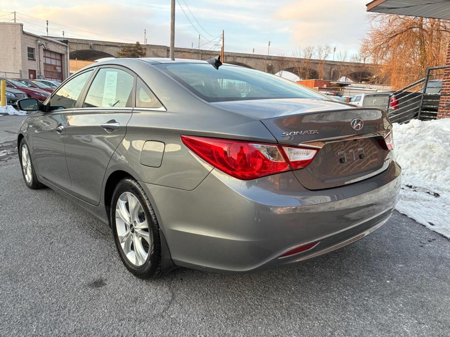 2013 GRAY HYUNDAI SONATA LIMITED (5NPEC4AC8DH) with an 2.4L engine, Automatic transmission, located at 117 North Cameron Street, Harrisburg, PA, 17101, (717) 963-8962, 40.267021, -76.875351 - WE FINANCE!!! Good Credit/ Challenged Credit/ No Credit - ALL Trade-Ins Welcomed!!! APPLY ONLINE or CALL us TODAY ;) Please call us to discuss your cash and/or financing options. - Photo#2
