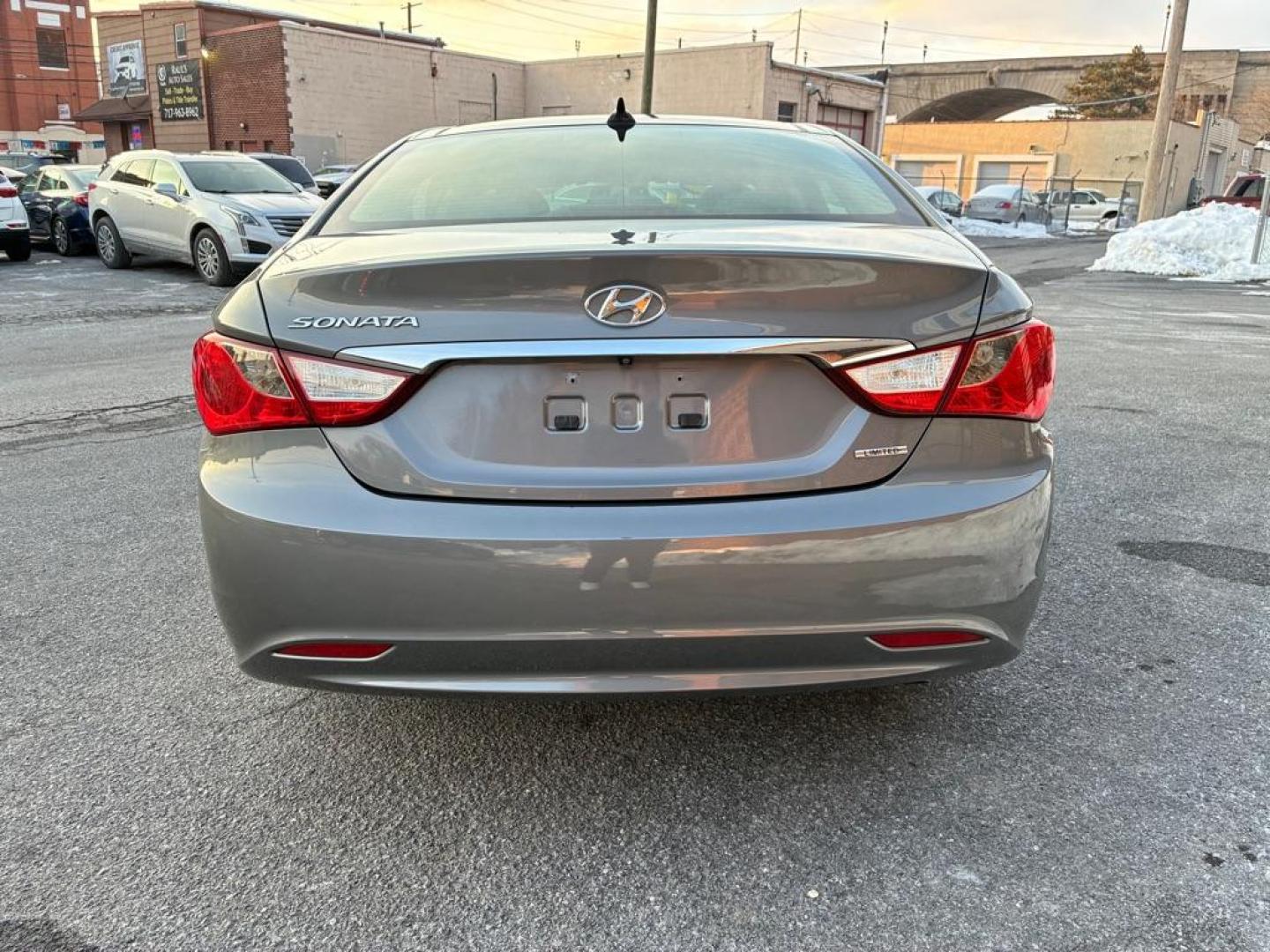 2013 GRAY HYUNDAI SONATA LIMITED (5NPEC4AC8DH) with an 2.4L engine, Automatic transmission, located at 117 North Cameron Street, Harrisburg, PA, 17101, (717) 963-8962, 40.267021, -76.875351 - WE FINANCE!!! Good Credit/ Challenged Credit/ No Credit - ALL Trade-Ins Welcomed!!! APPLY ONLINE or CALL us TODAY ;) Please call us to discuss your cash and/or financing options. - Photo#3