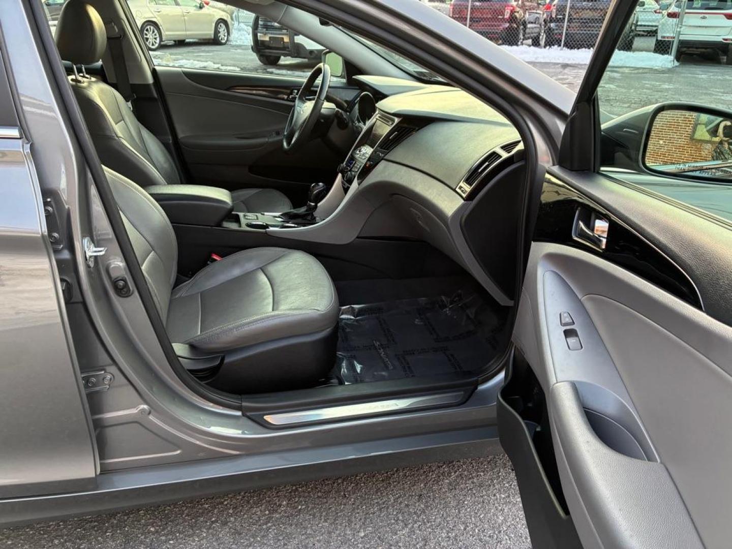 2013 GRAY HYUNDAI SONATA LIMITED (5NPEC4AC8DH) with an 2.4L engine, Automatic transmission, located at 117 North Cameron Street, Harrisburg, PA, 17101, (717) 963-8962, 40.267021, -76.875351 - WE FINANCE!!! Good Credit/ Challenged Credit/ No Credit - ALL Trade-Ins Welcomed!!! APPLY ONLINE or CALL us TODAY ;) Please call us to discuss your cash and/or financing options. - Photo#7