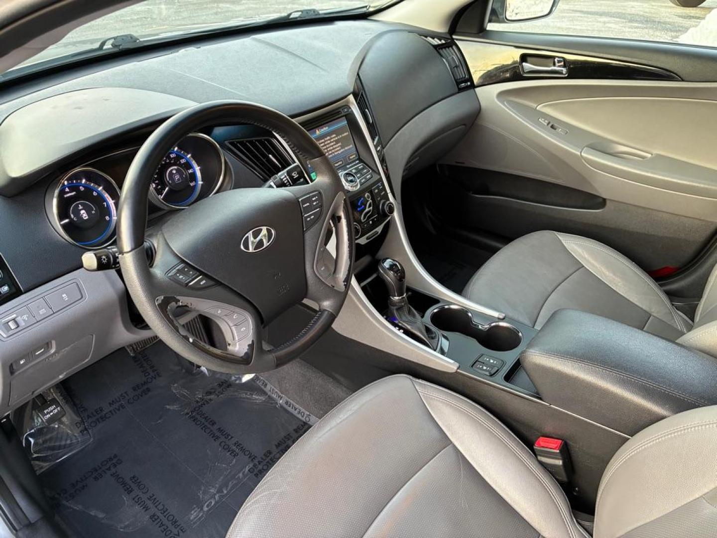 2013 GRAY HYUNDAI SONATA LIMITED (5NPEC4AC8DH) with an 2.4L engine, Automatic transmission, located at 117 North Cameron Street, Harrisburg, PA, 17101, (717) 963-8962, 40.267021, -76.875351 - WE FINANCE!!! Good Credit/ Challenged Credit/ No Credit - ALL Trade-Ins Welcomed!!! APPLY ONLINE or CALL us TODAY ;) Please call us to discuss your cash and/or financing options. - Photo#13