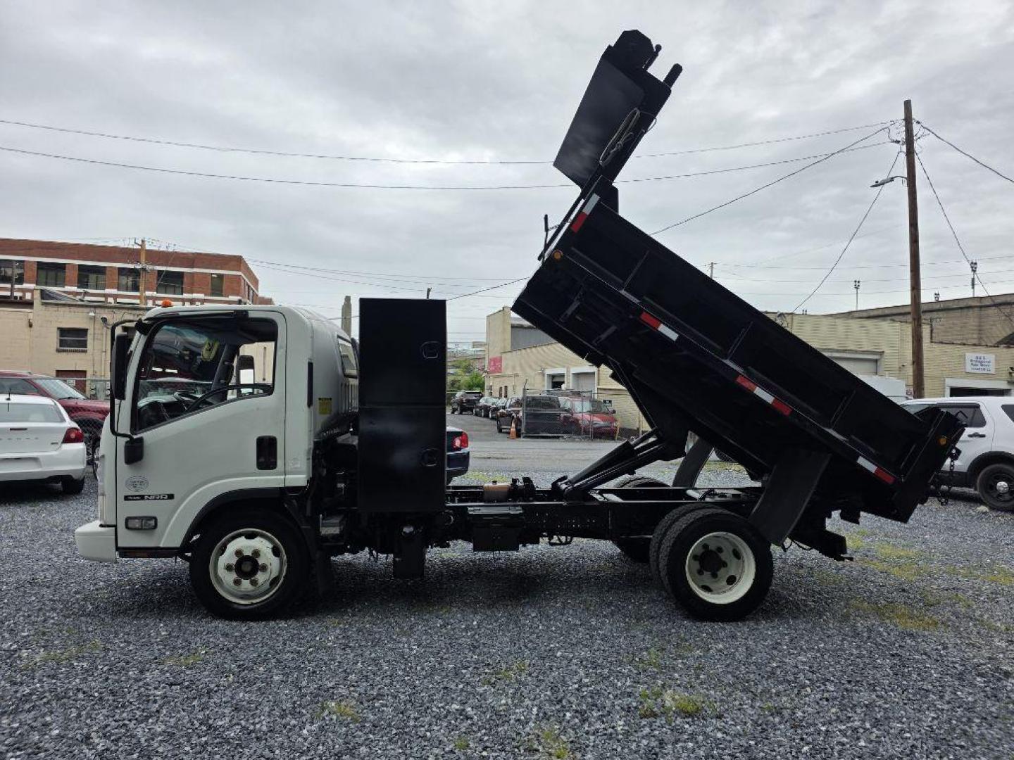 2013 WHITE ISUZU NRR DSL REG WHITE CAB IBT AIR PWL (JALE5W160D7) with an 5.2L engine, Automatic transmission, located at 117 North Cameron Street, Harrisburg, PA, 17101, (717) 963-8962, 40.267021, -76.875351 - WE FINANCE!!! Good Credit/ Challenged Credit/ No Credit - ALL Trade-Ins Welcomed!!! APPLY ONLINE or CALL us TODAY ;) Please call us to discuss your cash and/or financing options. - Photo#2