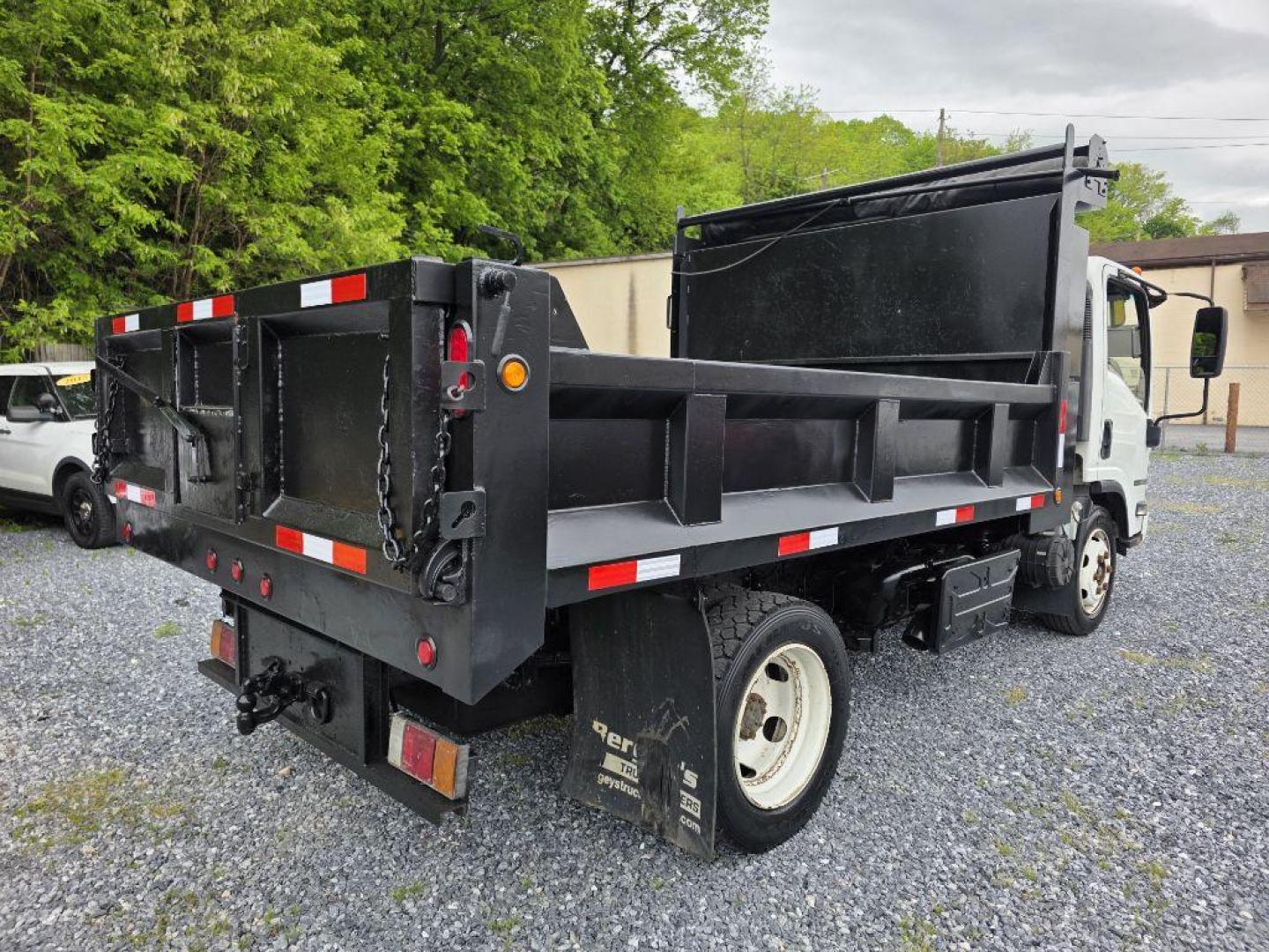 2013 WHITE ISUZU NRR DSL REG WHITE CAB IBT AIR PWL (JALE5W160D7) with an 5.2L engine, Automatic transmission, located at 117 North Cameron Street, Harrisburg, PA, 17101, (717) 963-8962, 40.267021, -76.875351 - WE FINANCE!!! Good Credit/ Challenged Credit/ No Credit - ALL Trade-Ins Welcomed!!! APPLY ONLINE or CALL us TODAY ;) Please call us to discuss your cash and/or financing options. - Photo#7