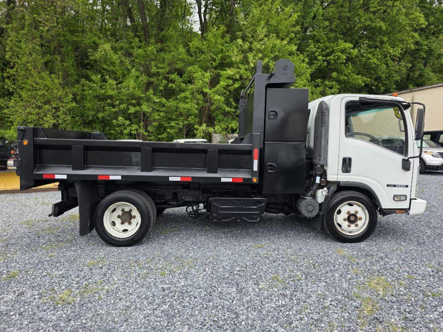 2013 WHITE ISUZU NRR DSL REG WHITE CAB IBT AIR PWL (JALE5W160D7) with an 5.2L engine, Automatic transmission, located at 117 North Cameron Street, Harrisburg, PA, 17101, (717) 963-8962, 40.267021, -76.875351 - WE FINANCE!!! Good Credit/ Challenged Credit/ No Credit - ALL Trade-Ins Welcomed!!! APPLY ONLINE or CALL us TODAY ;) Please call us to discuss your cash and/or financing options. - Photo#9