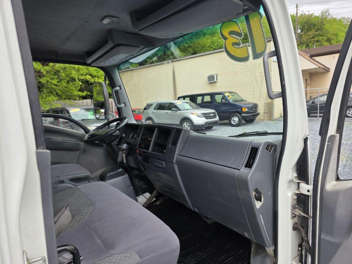 2013 WHITE ISUZU NRR DSL REG WHITE CAB IBT AIR PWL (JALE5W160D7) with an 5.2L engine, Automatic transmission, located at 117 North Cameron Street, Harrisburg, PA, 17101, (717) 963-8962, 40.267021, -76.875351 - WE FINANCE!!! Good Credit/ Challenged Credit/ No Credit - ALL Trade-Ins Welcomed!!! APPLY ONLINE or CALL us TODAY ;) Please call us to discuss your cash and/or financing options. - Photo#11