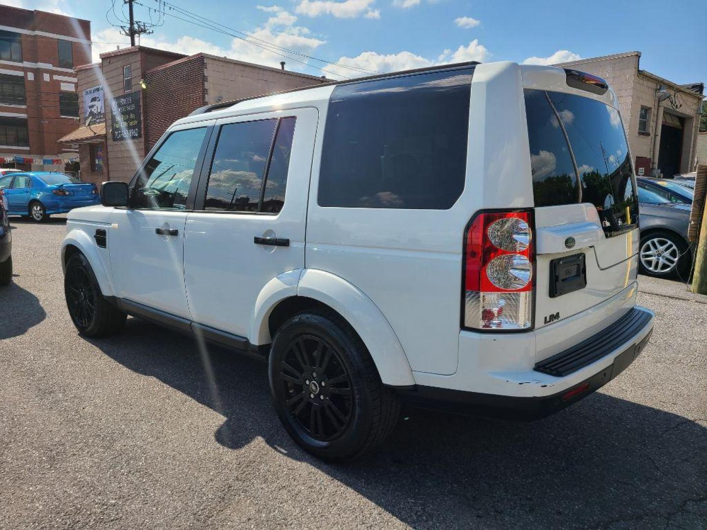 2013 WHITE LAND ROVER LR4 HSE (SALAG2D49DA) with an 5.0L engine, Automatic transmission, located at 117 North Cameron Street, Harrisburg, PA, 17101, (717) 963-8962, 40.267021, -76.875351 - WE FINANCE!!! Good Credit/ Bad Credit/ No Credit - ALL Trade-Ins Welcomed!!! ***Guaranteed Credit Approval*** APPLY ONLINE or CALL us TODAY ;) Internet Prices and Marketplace Prices are SPECIAL discounted ***CASH DEALS*** Retail Prices are higher. Please call us to discuss your cash and finan - Photo#2