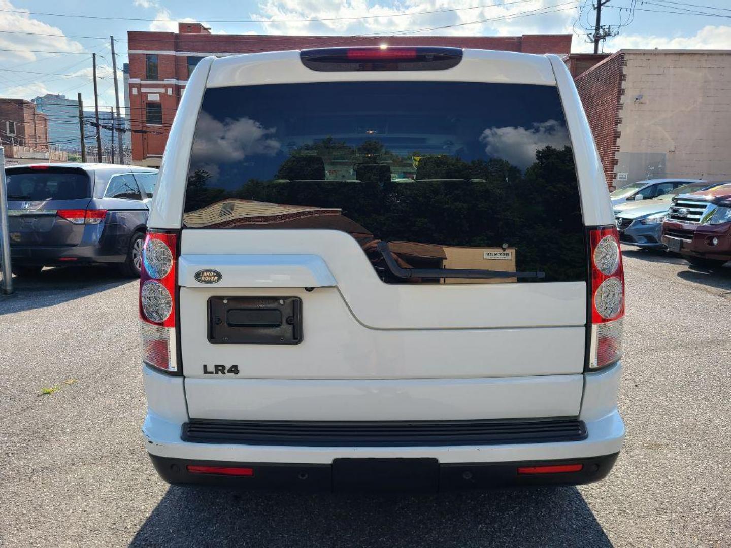 2013 WHITE LAND ROVER LR4 HSE (SALAG2D49DA) with an 5.0L engine, Automatic transmission, located at 117 North Cameron Street, Harrisburg, PA, 17101, (717) 963-8962, 40.267021, -76.875351 - WE FINANCE!!! Good Credit/ Bad Credit/ No Credit - ALL Trade-Ins Welcomed!!! ***Guaranteed Credit Approval*** APPLY ONLINE or CALL us TODAY ;) Internet Prices and Marketplace Prices are SPECIAL discounted ***CASH DEALS*** Retail Prices are higher. Please call us to discuss your cash and finan - Photo#3