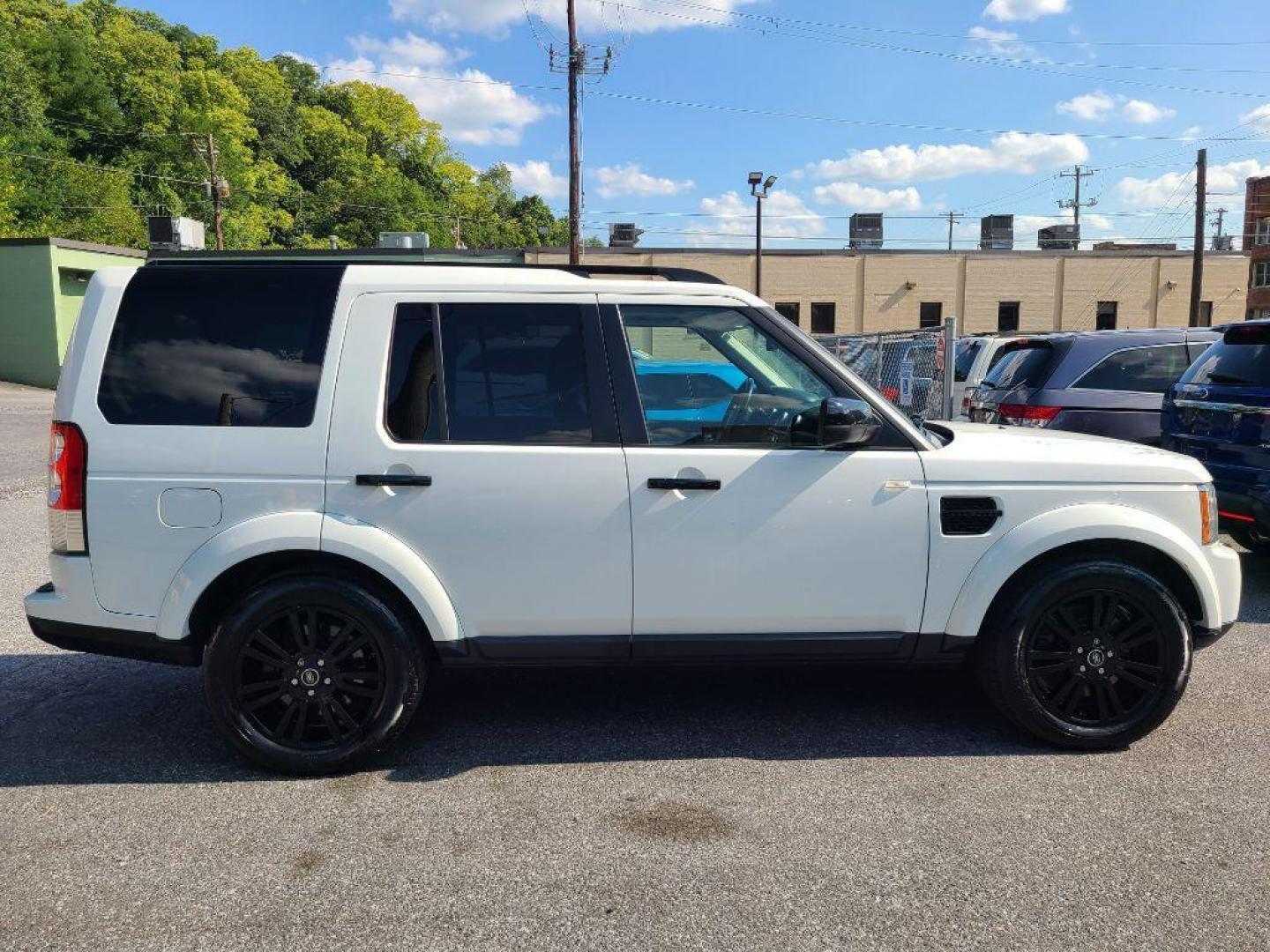 2013 WHITE LAND ROVER LR4 HSE (SALAG2D49DA) with an 5.0L engine, Automatic transmission, located at 117 North Cameron Street, Harrisburg, PA, 17101, (717) 963-8962, 40.267021, -76.875351 - WE FINANCE!!! Good Credit/ Bad Credit/ No Credit - ALL Trade-Ins Welcomed!!! ***Guaranteed Credit Approval*** APPLY ONLINE or CALL us TODAY ;) Internet Prices and Marketplace Prices are SPECIAL discounted ***CASH DEALS*** Retail Prices are higher. Please call us to discuss your cash and finan - Photo#5