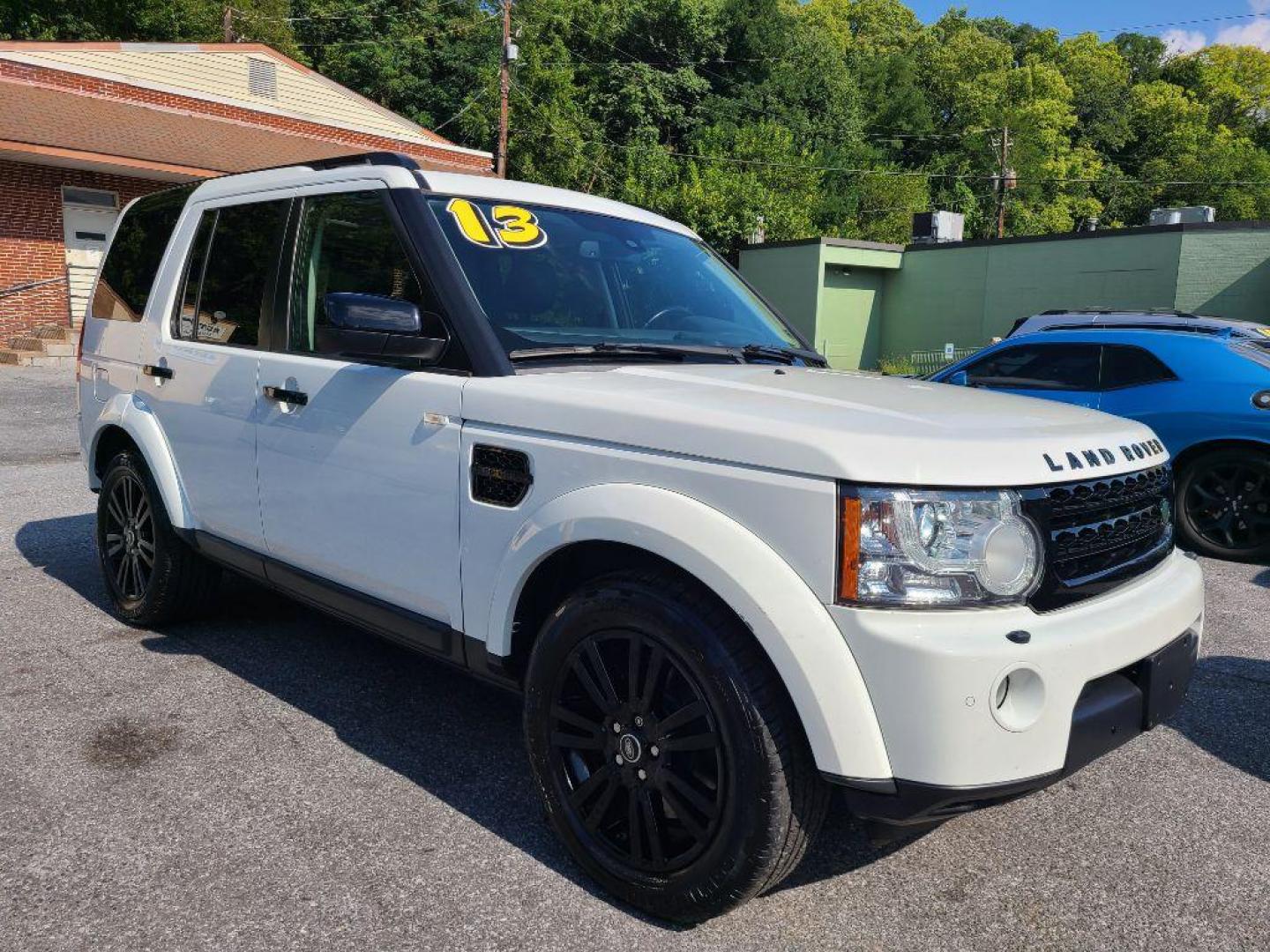 2013 WHITE LAND ROVER LR4 HSE (SALAG2D49DA) with an 5.0L engine, Automatic transmission, located at 117 North Cameron Street, Harrisburg, PA, 17101, (717) 963-8962, 40.267021, -76.875351 - WE FINANCE!!! Good Credit/ Bad Credit/ No Credit - ALL Trade-Ins Welcomed!!! ***Guaranteed Credit Approval*** APPLY ONLINE or CALL us TODAY ;) Internet Prices and Marketplace Prices are SPECIAL discounted ***CASH DEALS*** Retail Prices are higher. Please call us to discuss your cash and finan - Photo#6