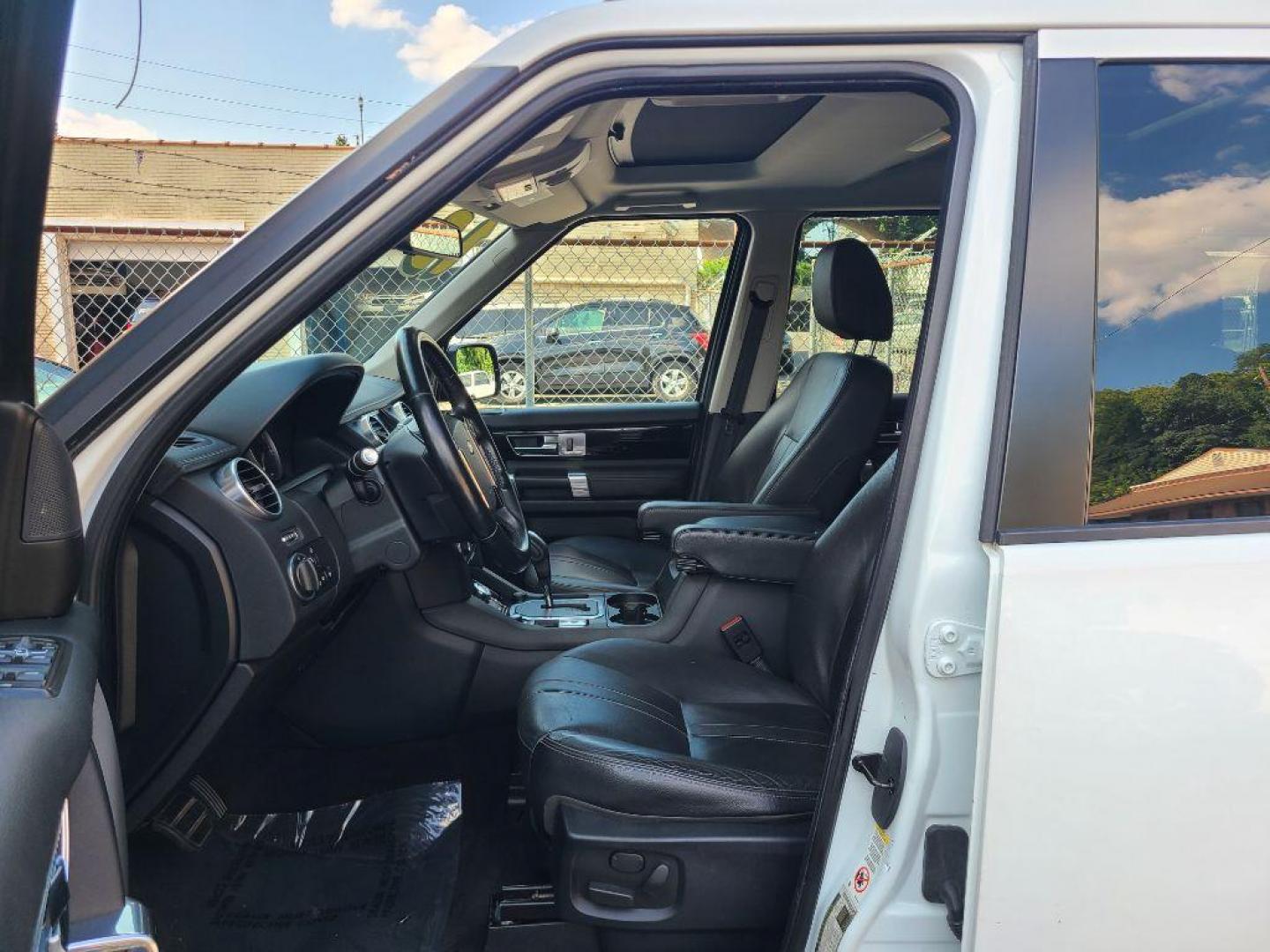 2013 WHITE LAND ROVER LR4 HSE (SALAG2D49DA) with an 5.0L engine, Automatic transmission, located at 117 North Cameron Street, Harrisburg, PA, 17101, (717) 963-8962, 40.267021, -76.875351 - WE FINANCE!!! Good Credit/ Bad Credit/ No Credit - ALL Trade-Ins Welcomed!!! ***Guaranteed Credit Approval*** APPLY ONLINE or CALL us TODAY ;) Internet Prices and Marketplace Prices are SPECIAL discounted ***CASH DEALS*** Retail Prices are higher. Please call us to discuss your cash and finan - Photo#16