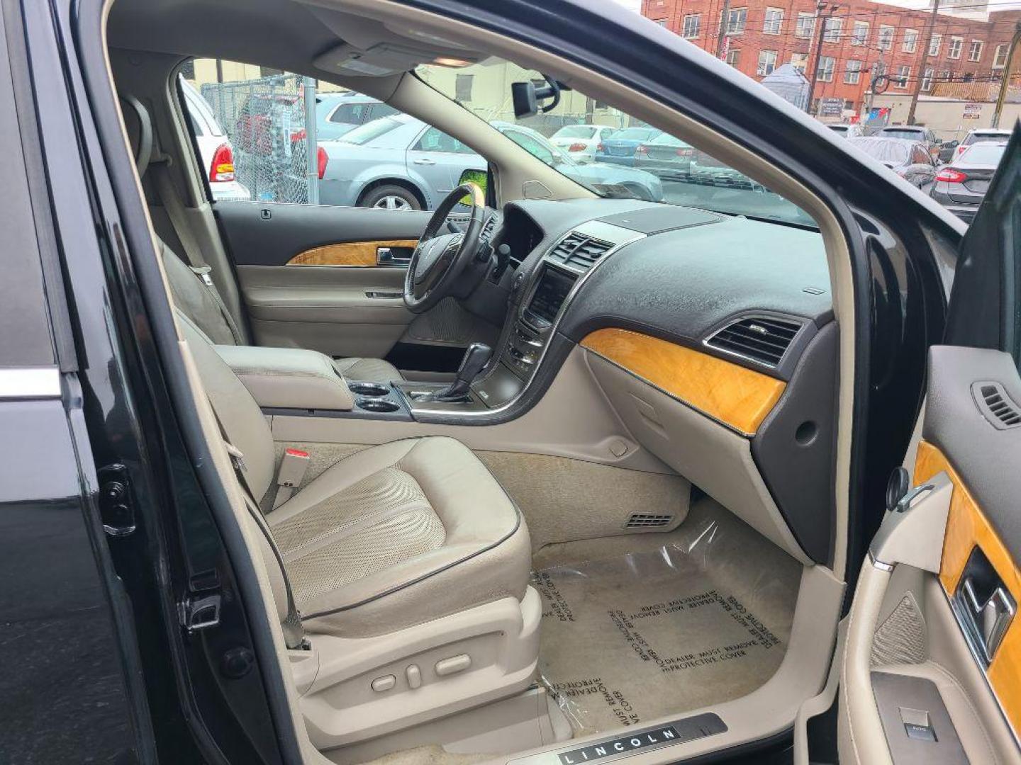2013 BLACK LINCOLN MKX AWD (2LMDJ8JK4DB) with an 3.7L engine, Automatic transmission, located at 117 North Cameron Street, Harrisburg, PA, 17101, (717) 963-8962, 40.267021, -76.875351 - WE FINANCE!!! Good Credit/ Bad Credit/ No Credit - ALL Trade-Ins Welcomed!!! ***Guaranteed Credit Approval*** APPLY ONLINE or CALL us TODAY ;) Internet Prices and Marketplace Prices are SPECIAL discounted ***CASH DEALS*** Retail Prices are higher. Please call us to discuss your cash and finan - Photo#8